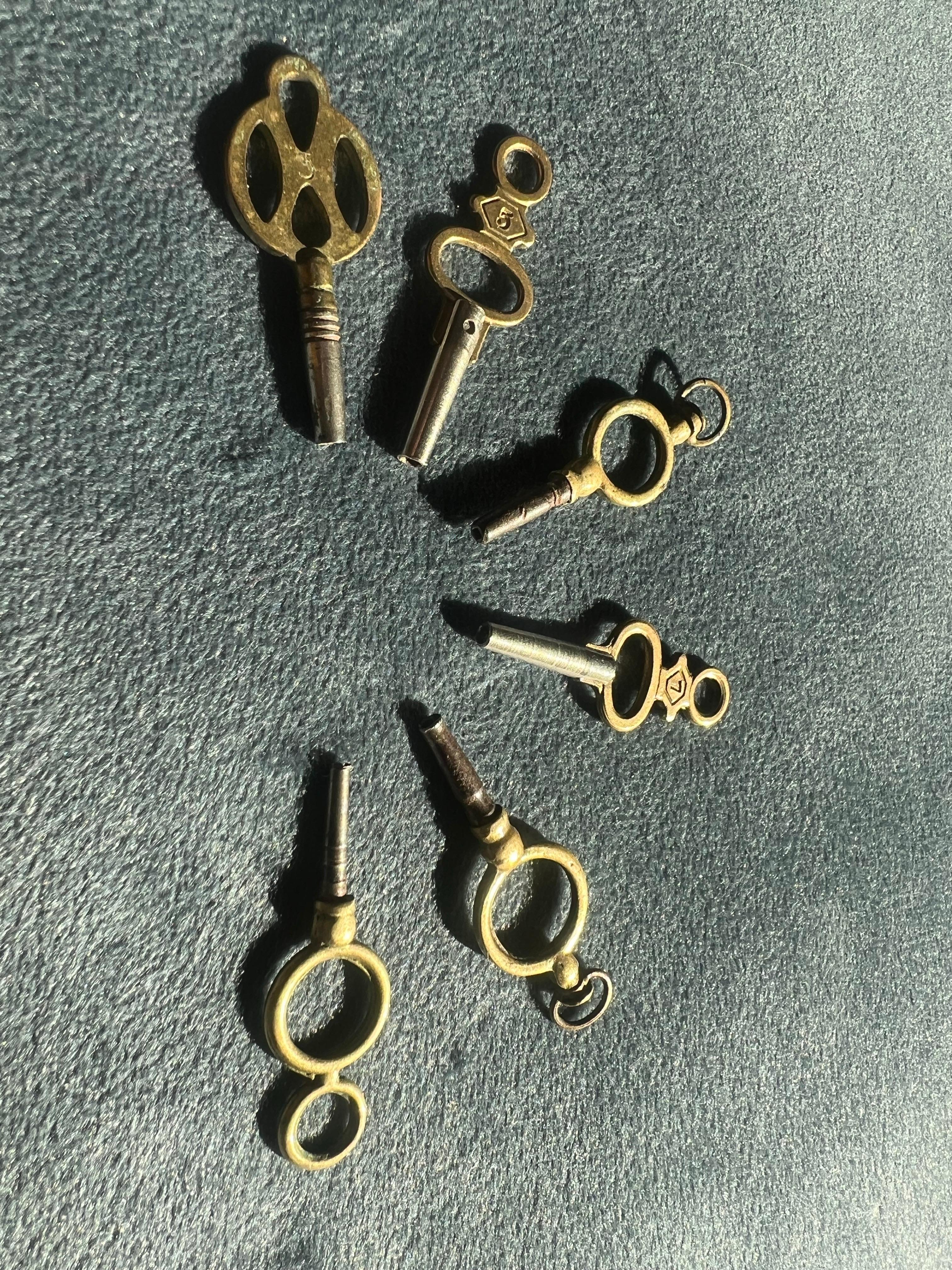 Clés d'horloge françaises en laiton de la fin du 19e siècle qui pourraient devenir un joli bijou original. Il existe six modèles et tailles différents.
France, vers 1880
