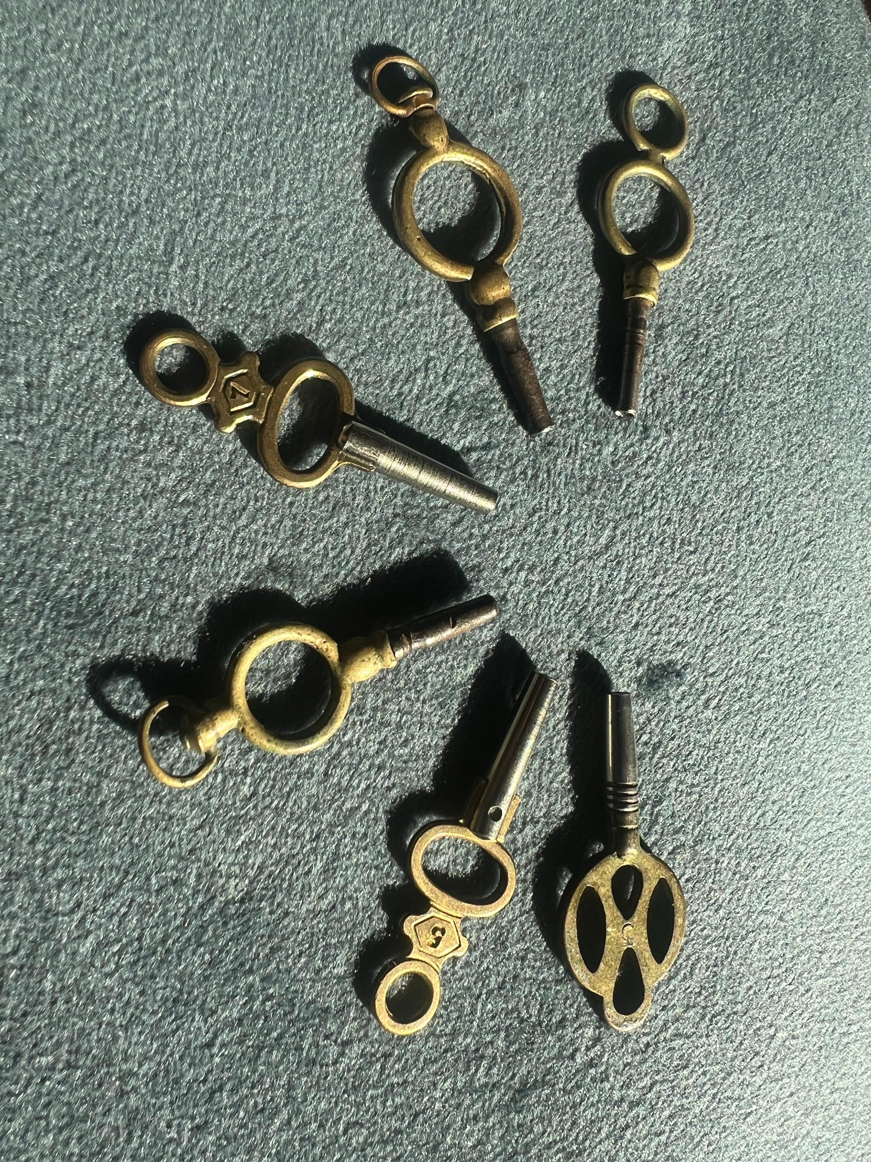 Ensemble de clés d'horloge en laiton du 19e siècle, faites à la main, de formes et de tailles différentes Bon état - En vente à Sofia, BG