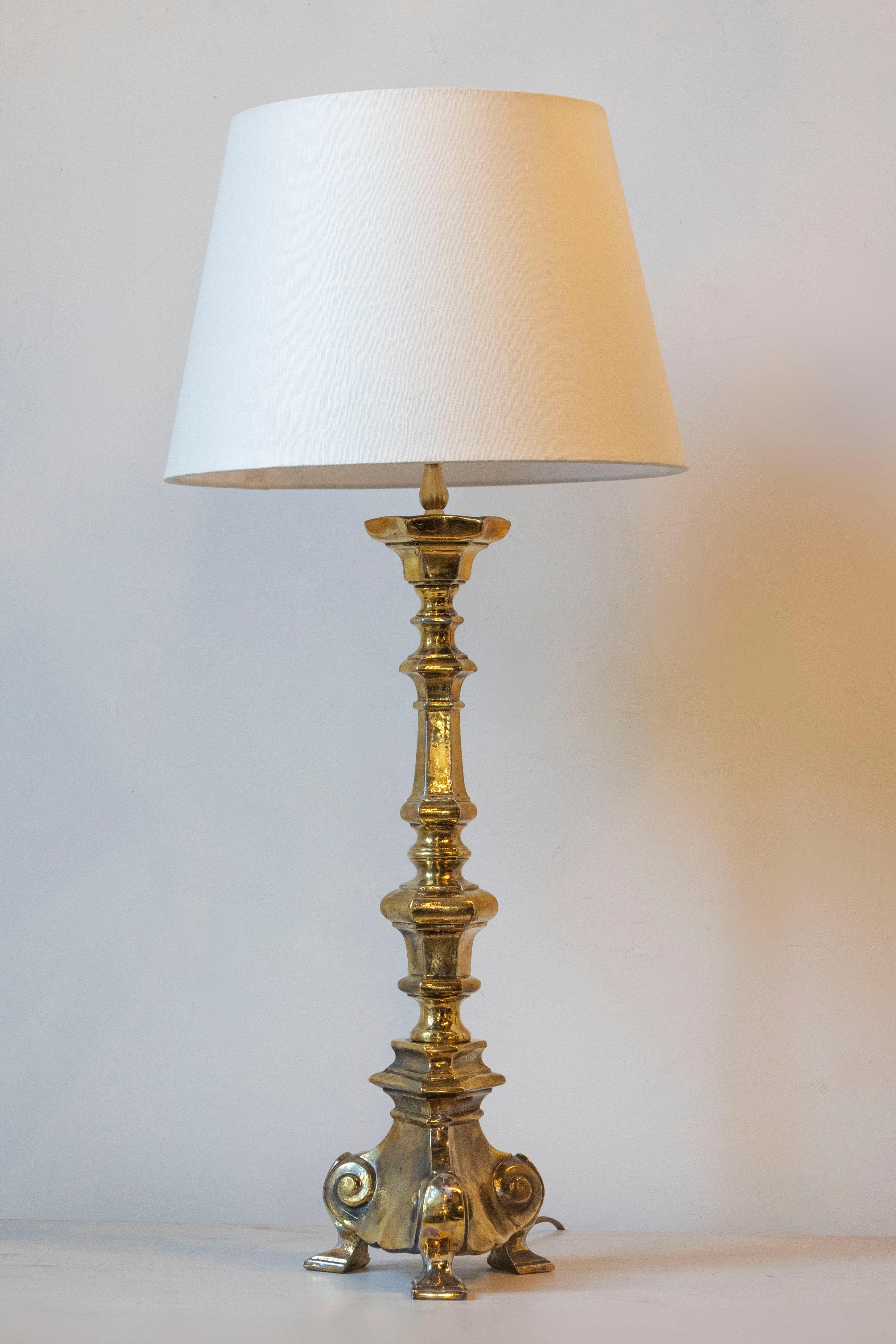 Cette élégante lampe de table française en laiton du XIXe siècle présente une silhouette sculpturale qui reflète magnifiquement l'esthétique raffinée de l'époque. À l'origine, il s'agissait d'un chandelier, mais il a été transformé en lampe de table