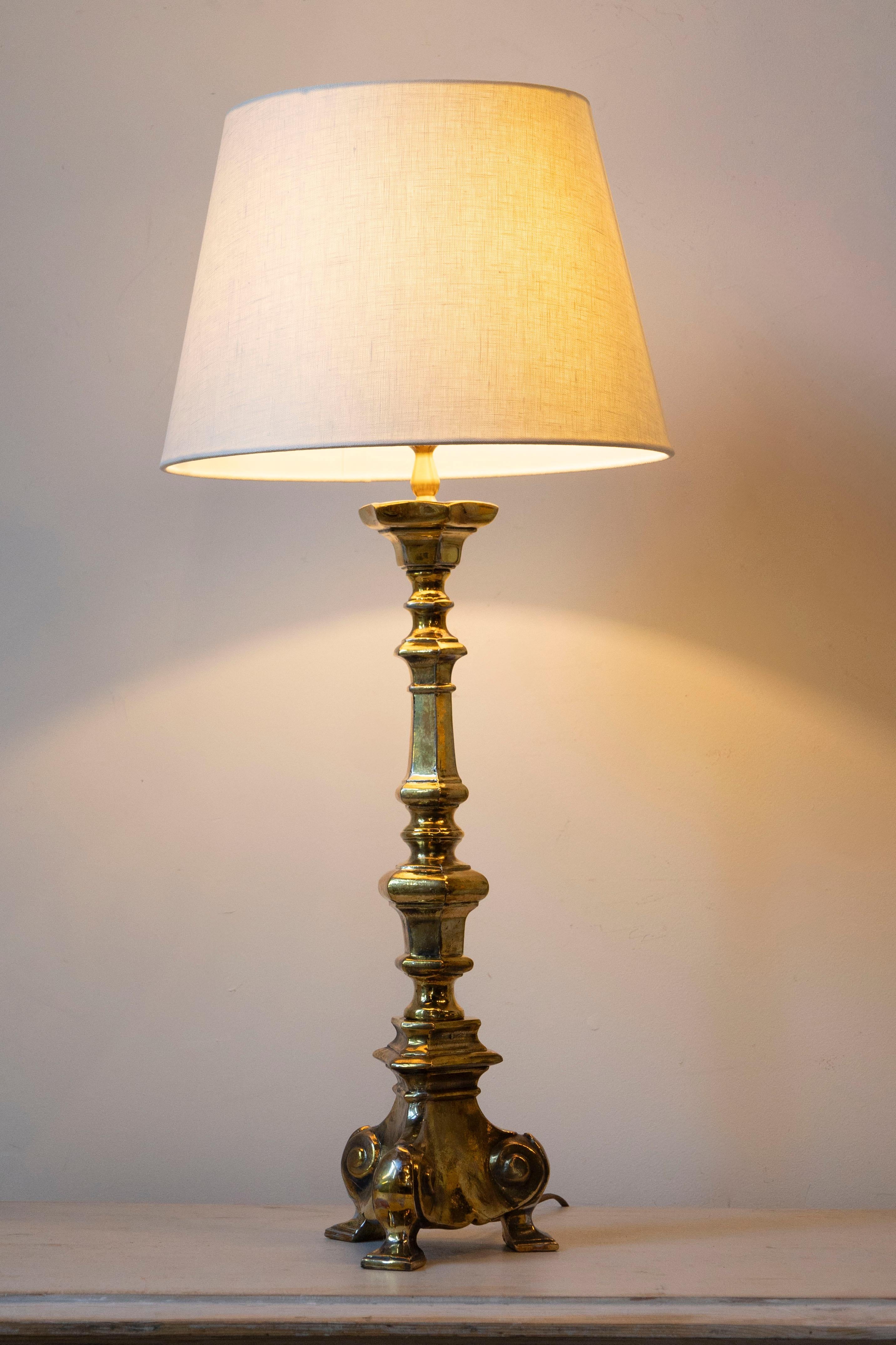 Français Lampe de table française du 19ème siècle avec base tripode sculpturale en vente