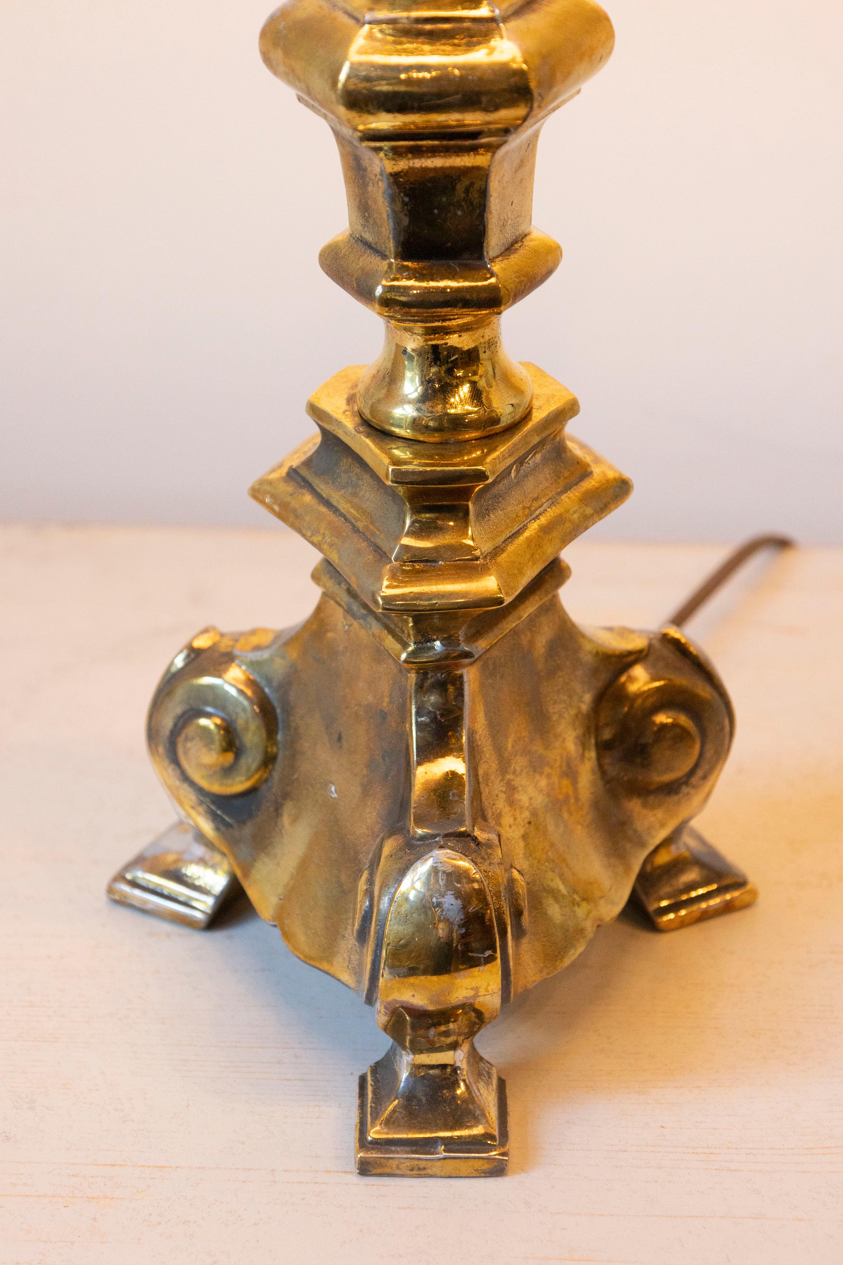 Laiton Lampe de table française du 19ème siècle avec base tripode sculpturale en vente