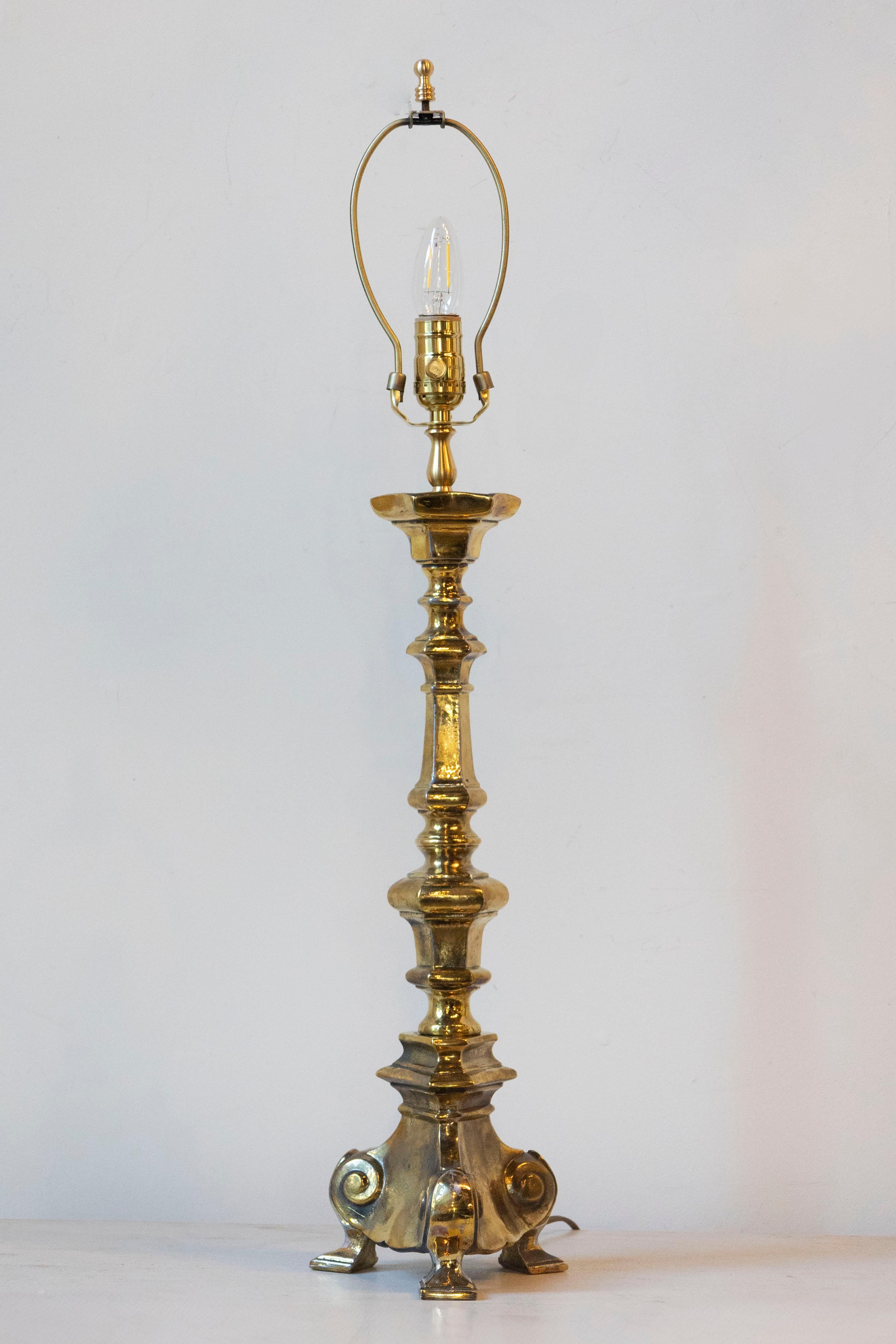 Lampe de table française du 19ème siècle avec base tripode sculpturale en vente 2