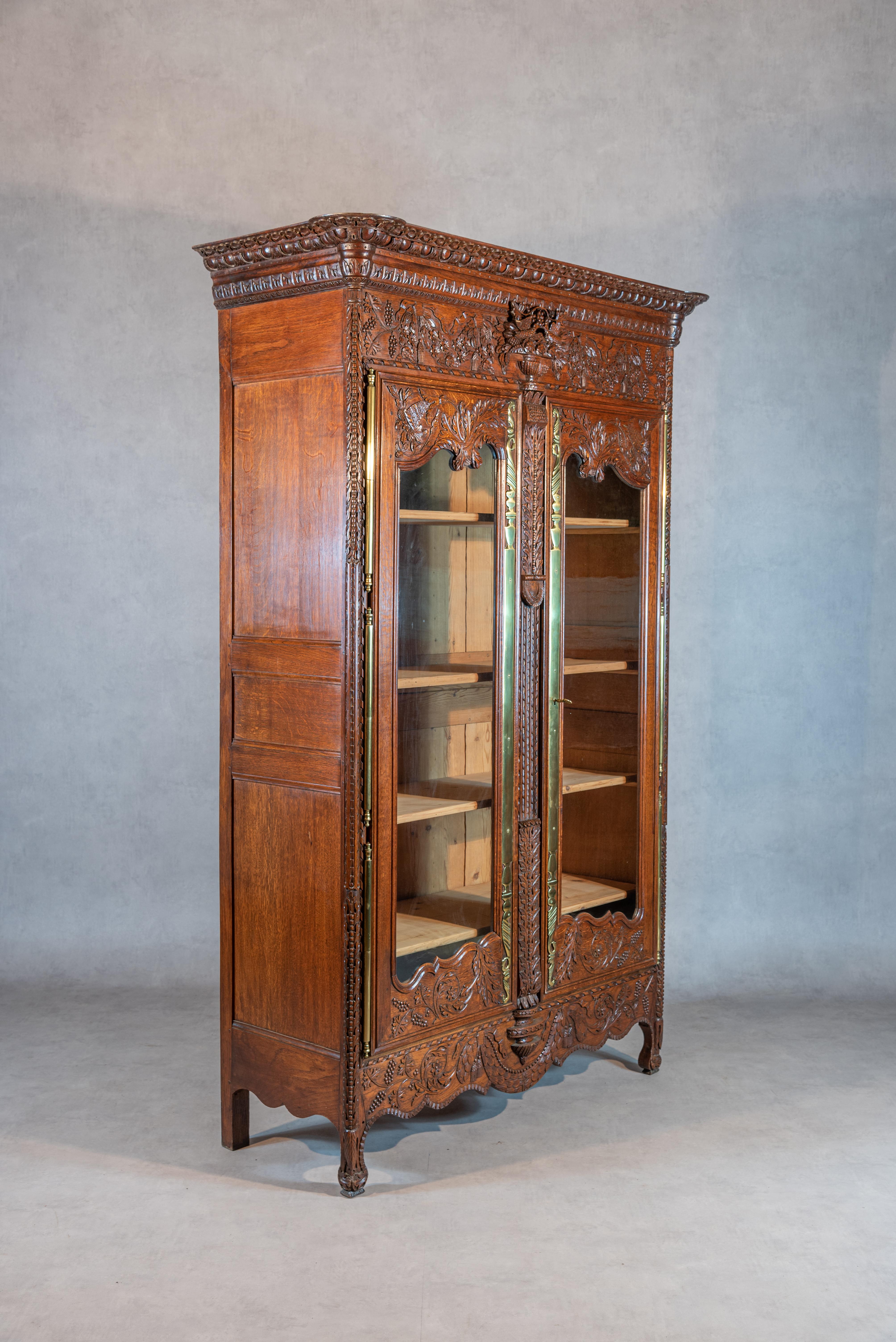 Sculpté à la main Armoire de mariage française du 19ème siècle en vente