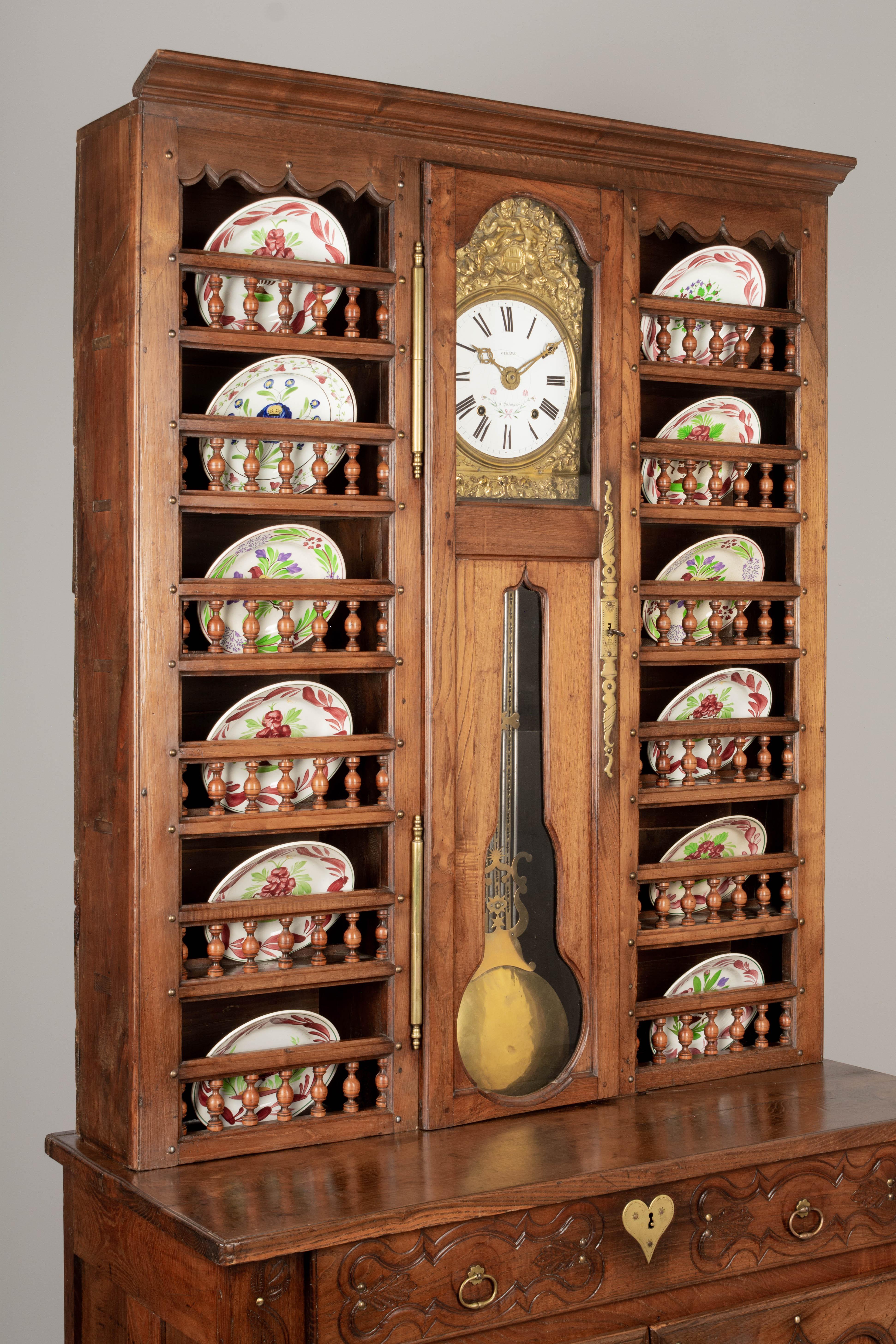 Français Vaisselier français du 19ème siècle en Bretagne avec horloge en vente
