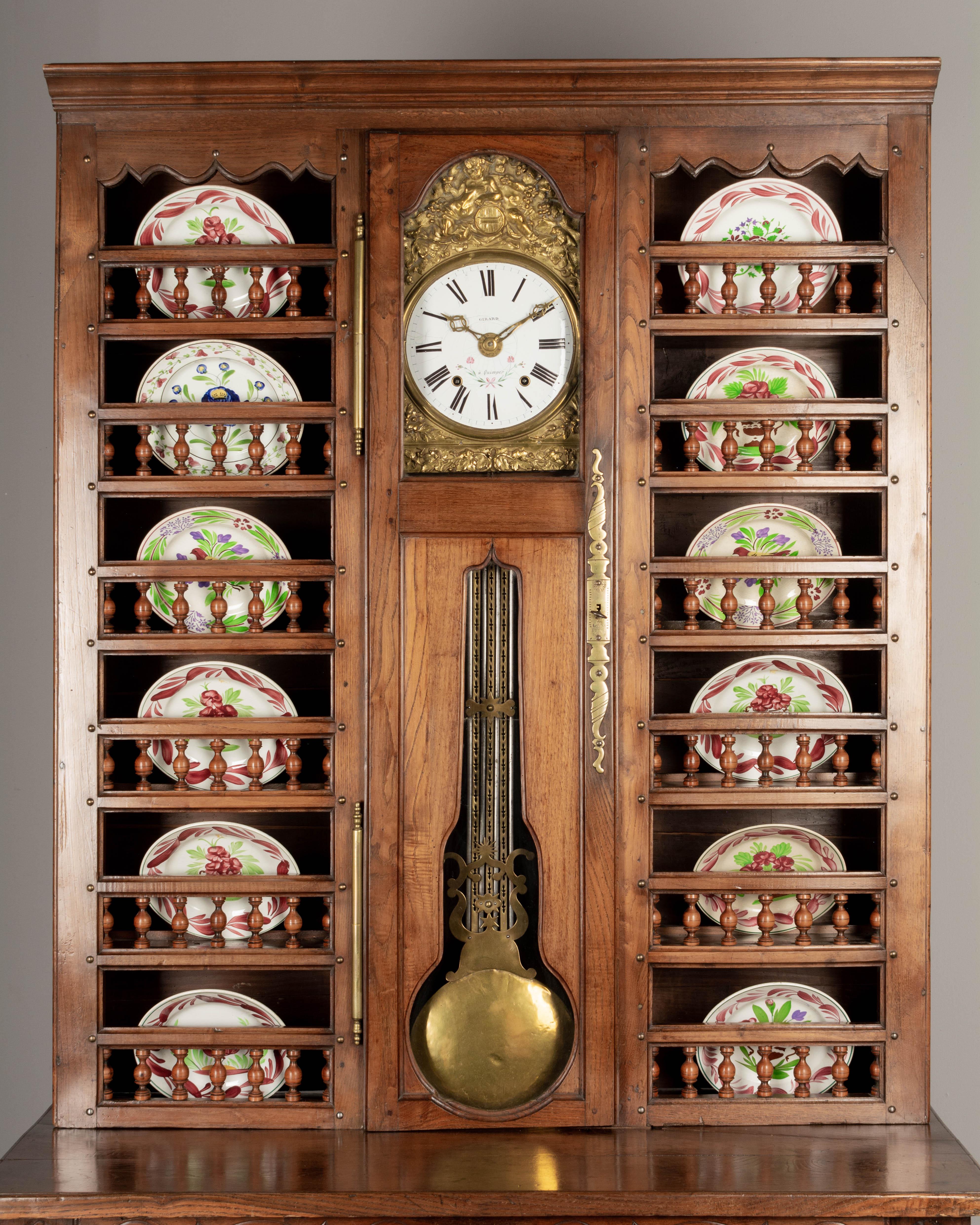Französischer Vaisselier aus der Bretagne des 19. Jahrhunderts mit Uhr im Zustand „Gut“ im Angebot in Winter Park, FL