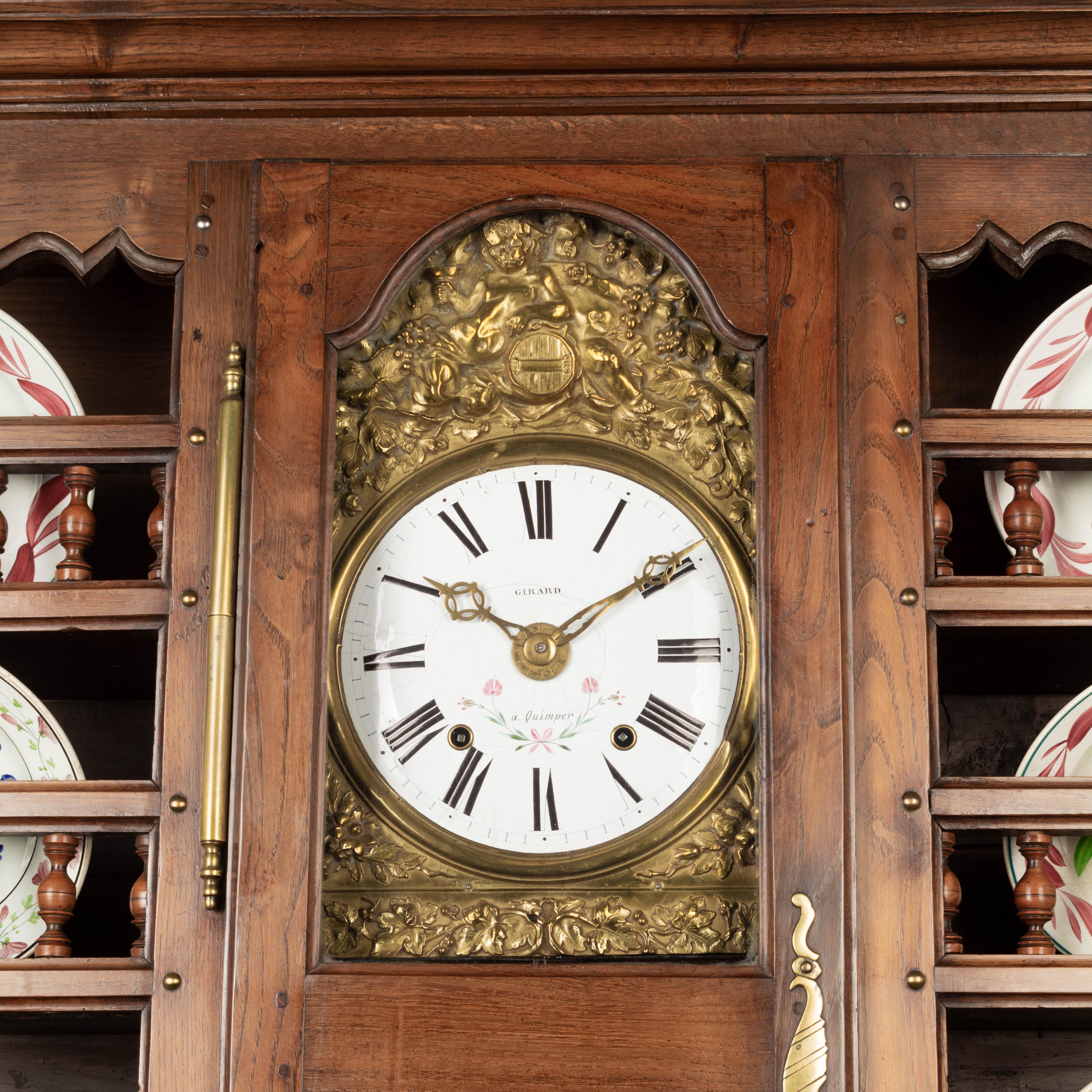 Vaisselier français du 19ème siècle en Bretagne avec horloge Bon état - En vente à Winter Park, FL