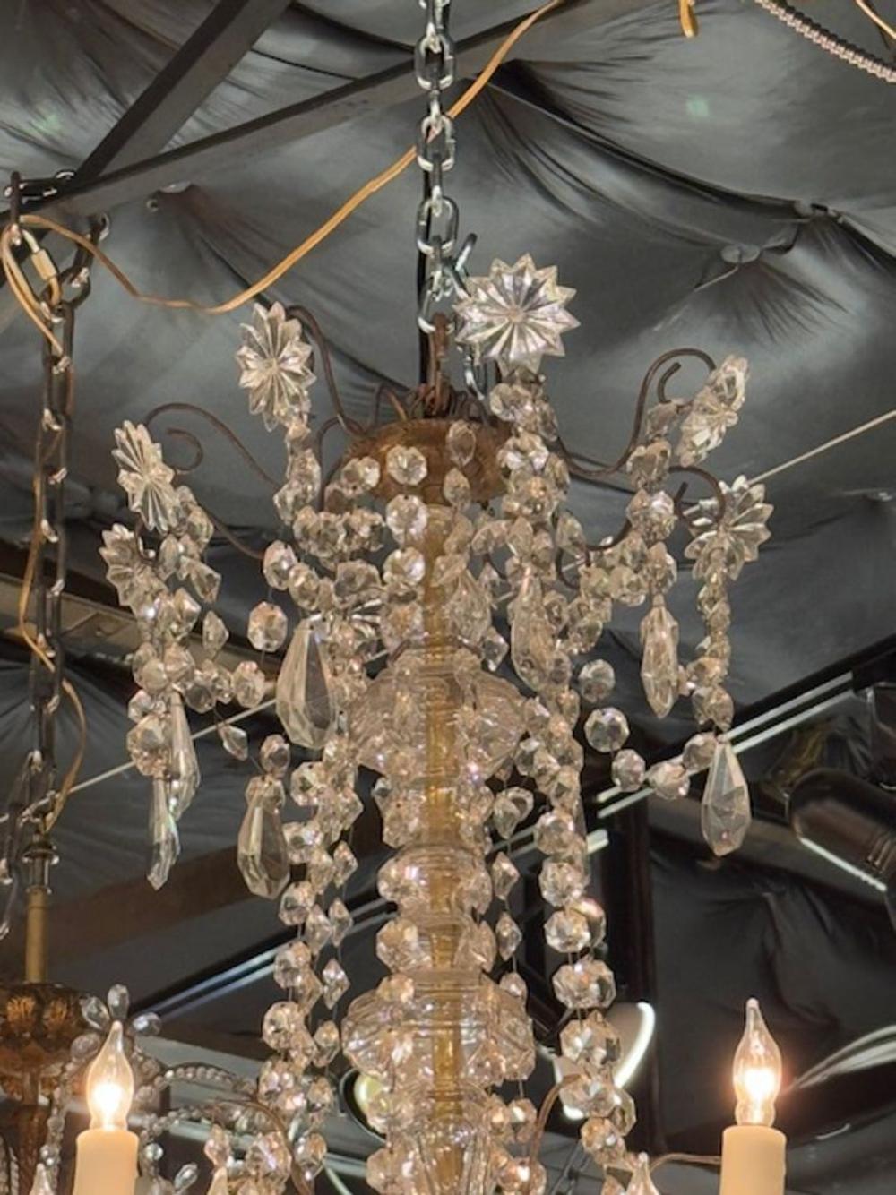 Il lampadario francese in bronzo e cristallo del XIX secolo è un bellissimo apparecchio di illuminazione caratterizzato da intricati dettagli in bronzo e scintillanti accenti in cristallo. È un pezzo lussuoso ed elegante che aggiunge un tocco di