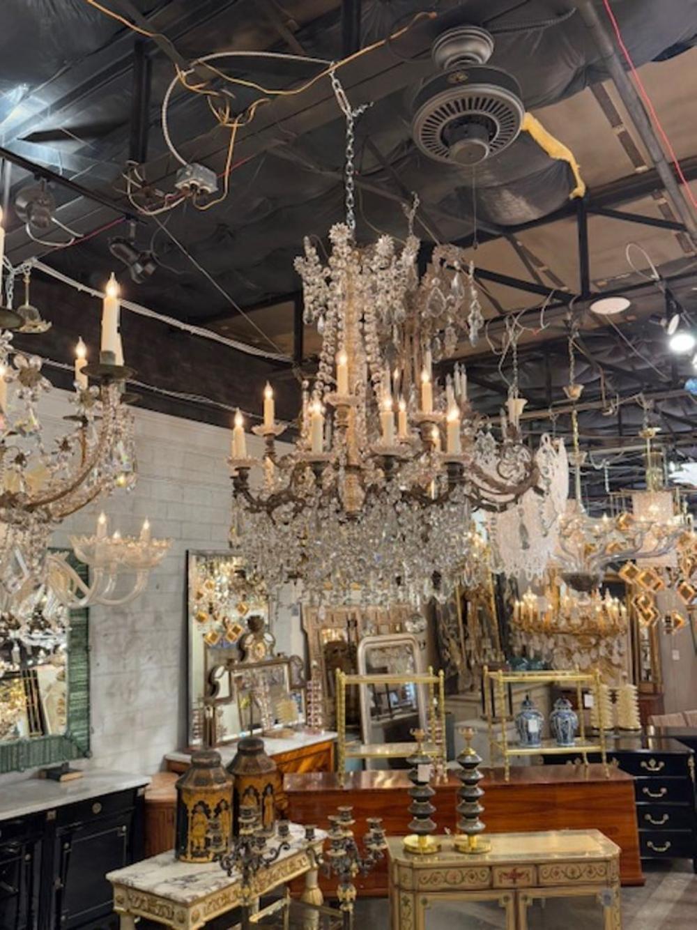 Lampadario francese in bronzo e cristallo del XIX secolo In condizioni buone in vendita a Dallas, TX