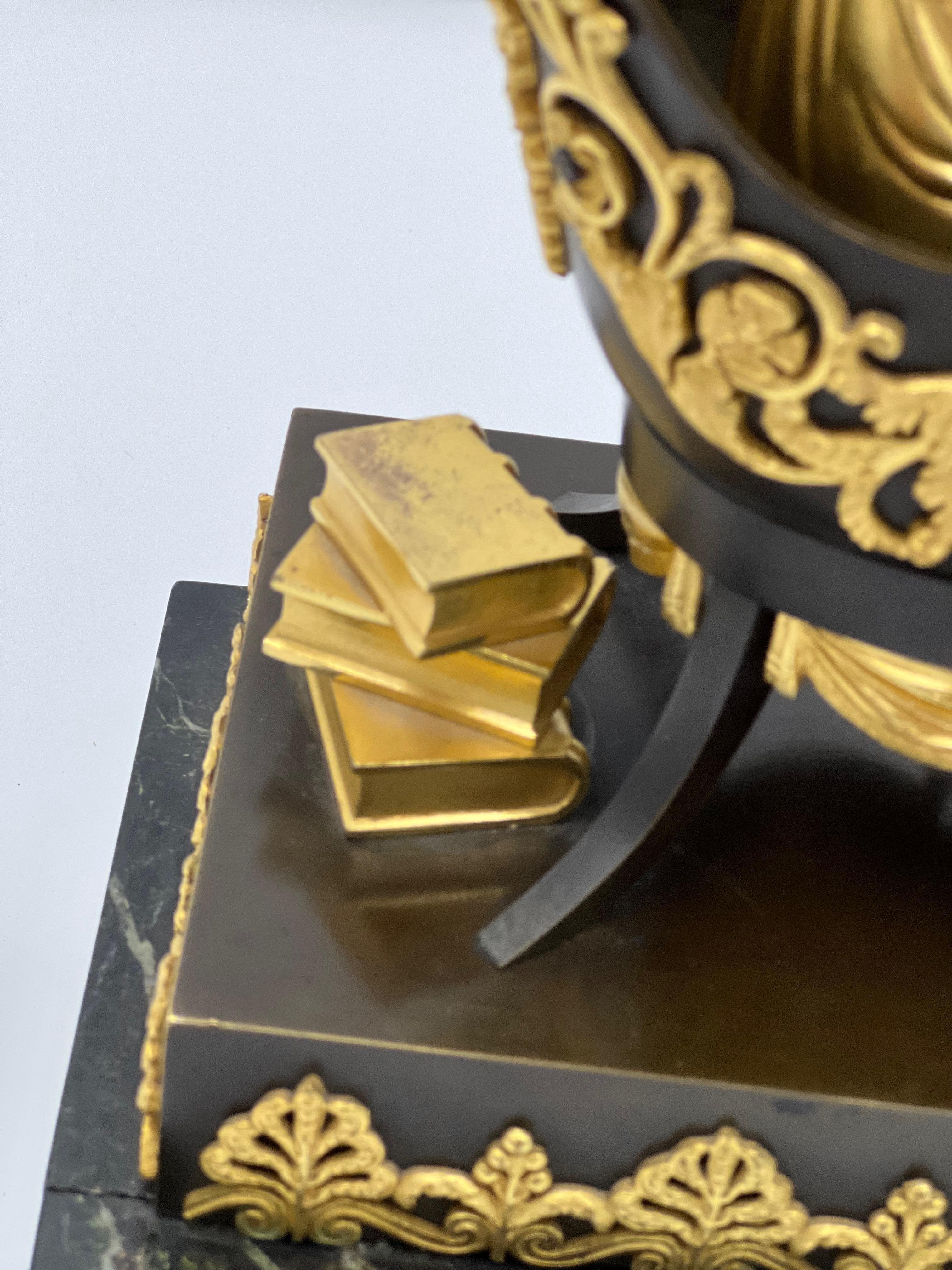 Französische Uhr aus Bronze und Goldbronze des 19. Jahrhunderts (Napoleon III.) im Angebot