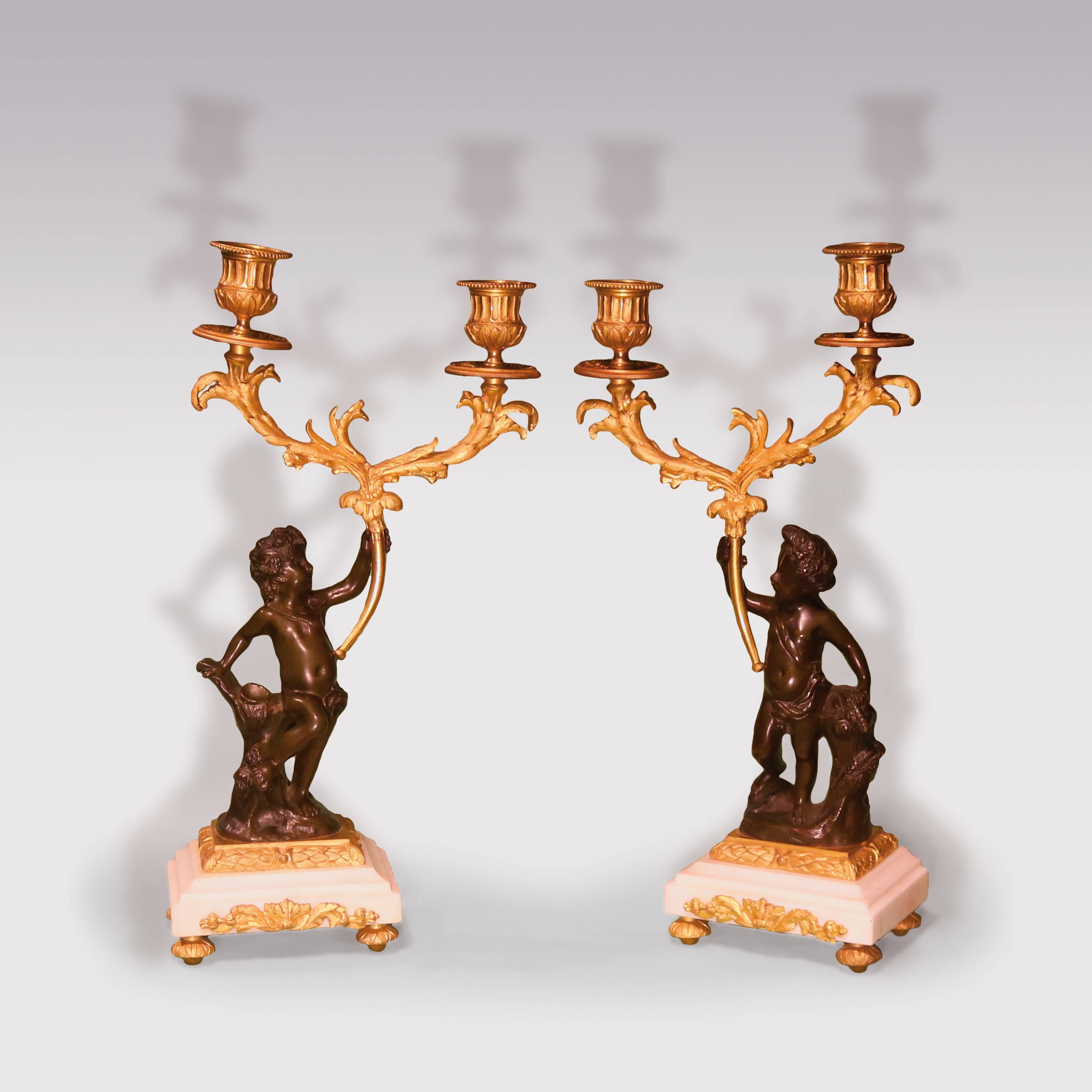 Garniture française de la fin du 19e siècle en bronze et bronze ciselé, le mouvement à cadran émaillé à sonnerie de 8 jours par AD Mougin - Paris, contenu dans une boîte en bronze ciselé avec un chérubin ailé en bronze écrivant sur un rouleau, se