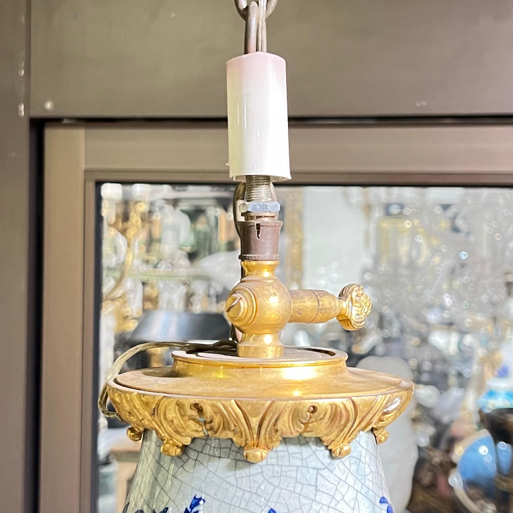 Französische hängende Öllampe aus Bronze und Keramik des 19. Jahrhunderts von Gagneau (Vergoldet) im Angebot