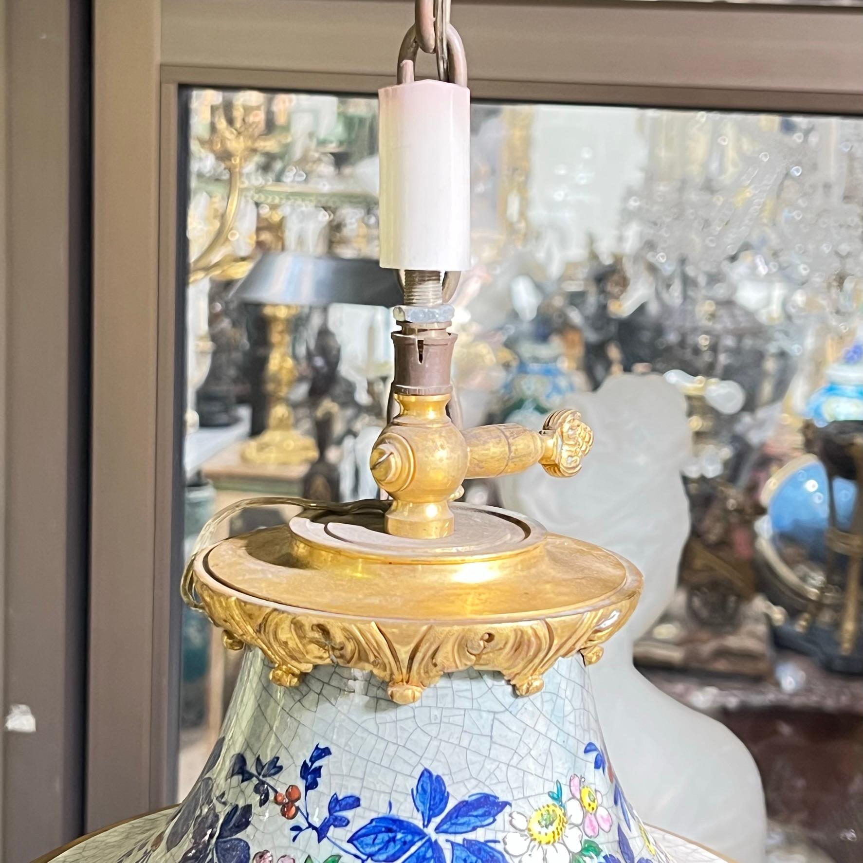 Francese Lampada a olio a sospensione in bronzo e ceramica francese del XIX secolo di Gagneau in vendita