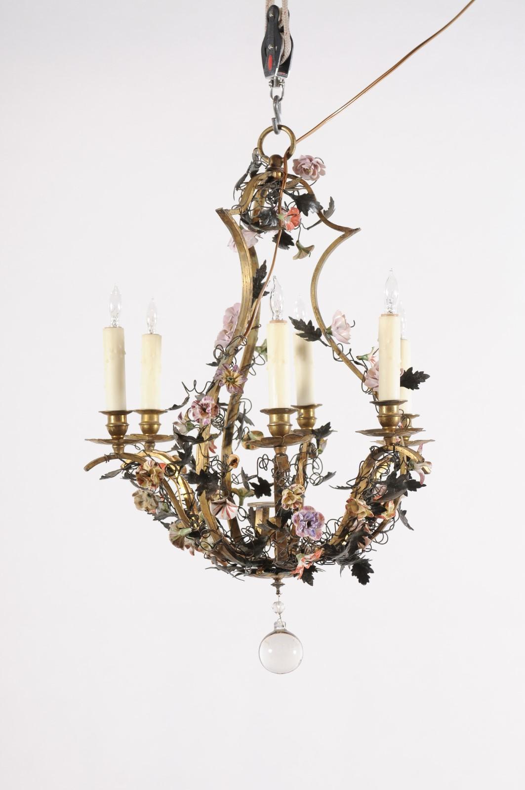 Francese Cesto francese del XIX secolo in bronzo con 6 luci e fiori dipinti in porcellana in vendita
