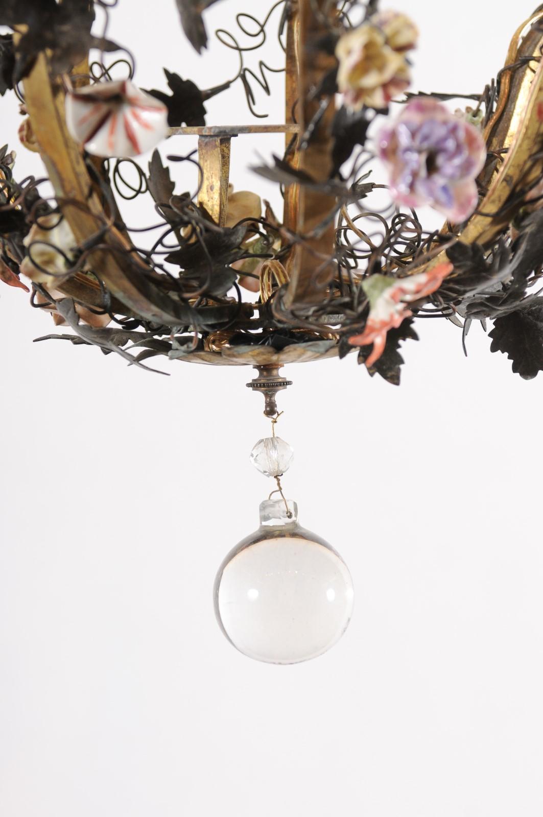 Cesto francese del XIX secolo in bronzo con 6 luci e fiori dipinti in porcellana In condizioni discrete in vendita a Atlanta, GA
