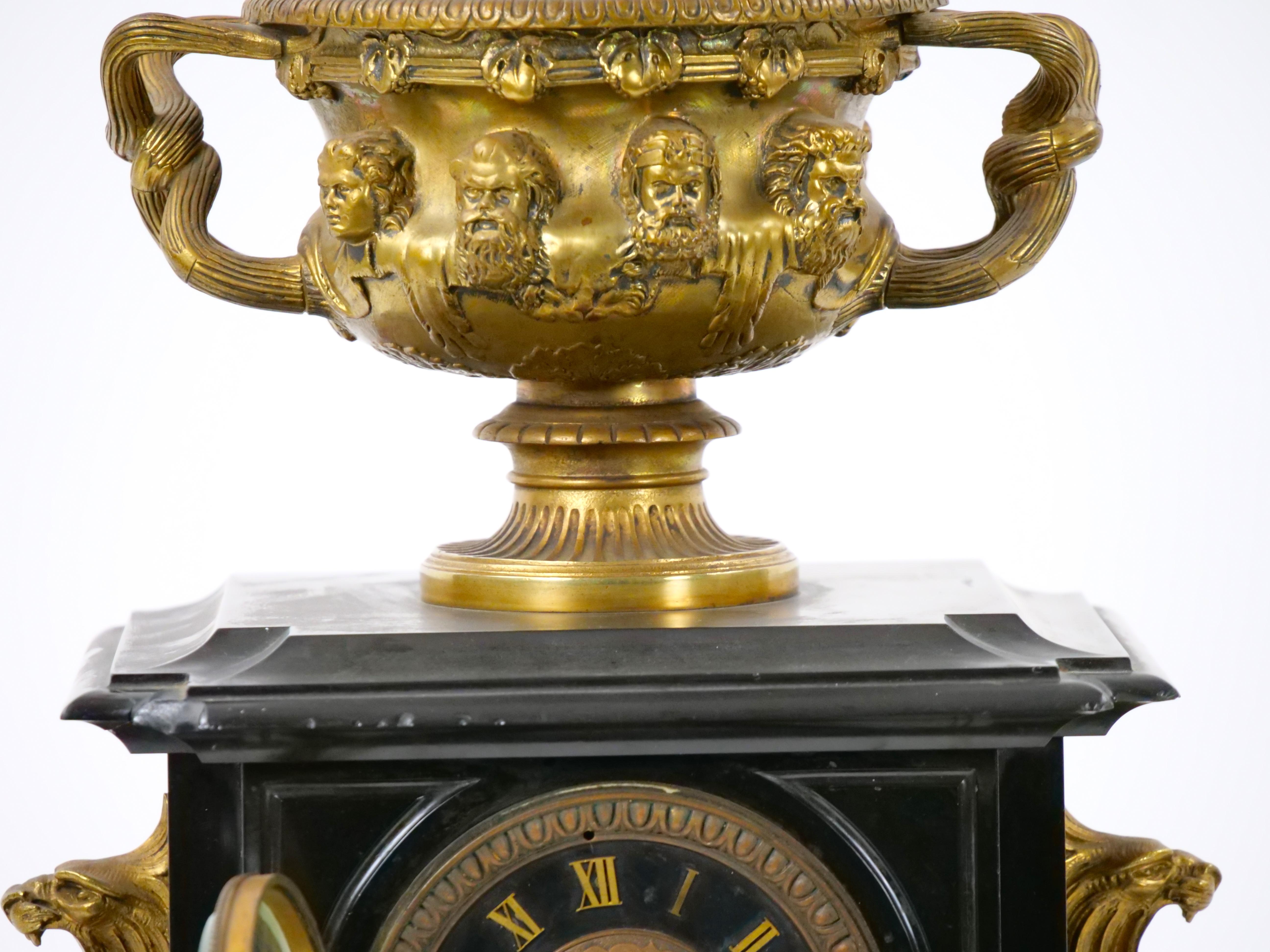 Horloge de cheminée figurative en bronze français et marbre noir du 19e siècle en vente 2