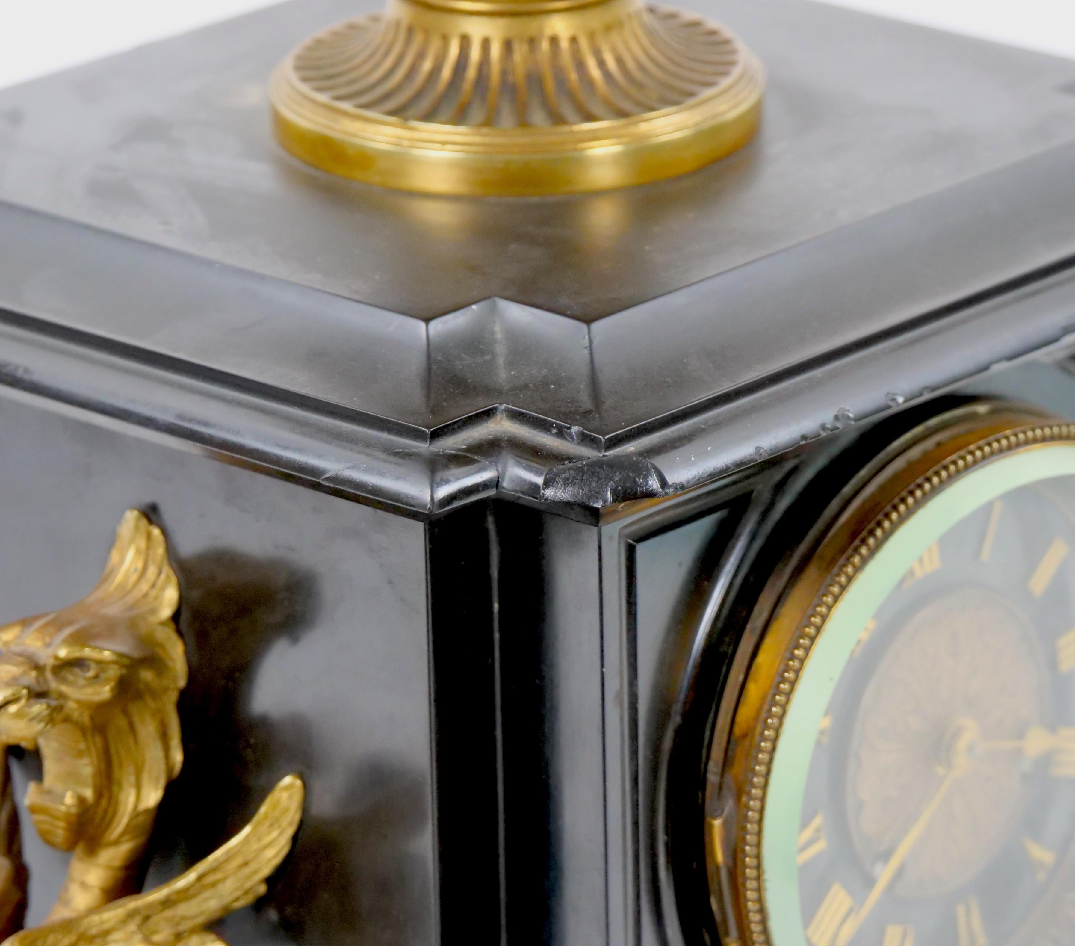 Horloge de cheminée figurative en bronze français et marbre noir du 19e siècle en vente 3