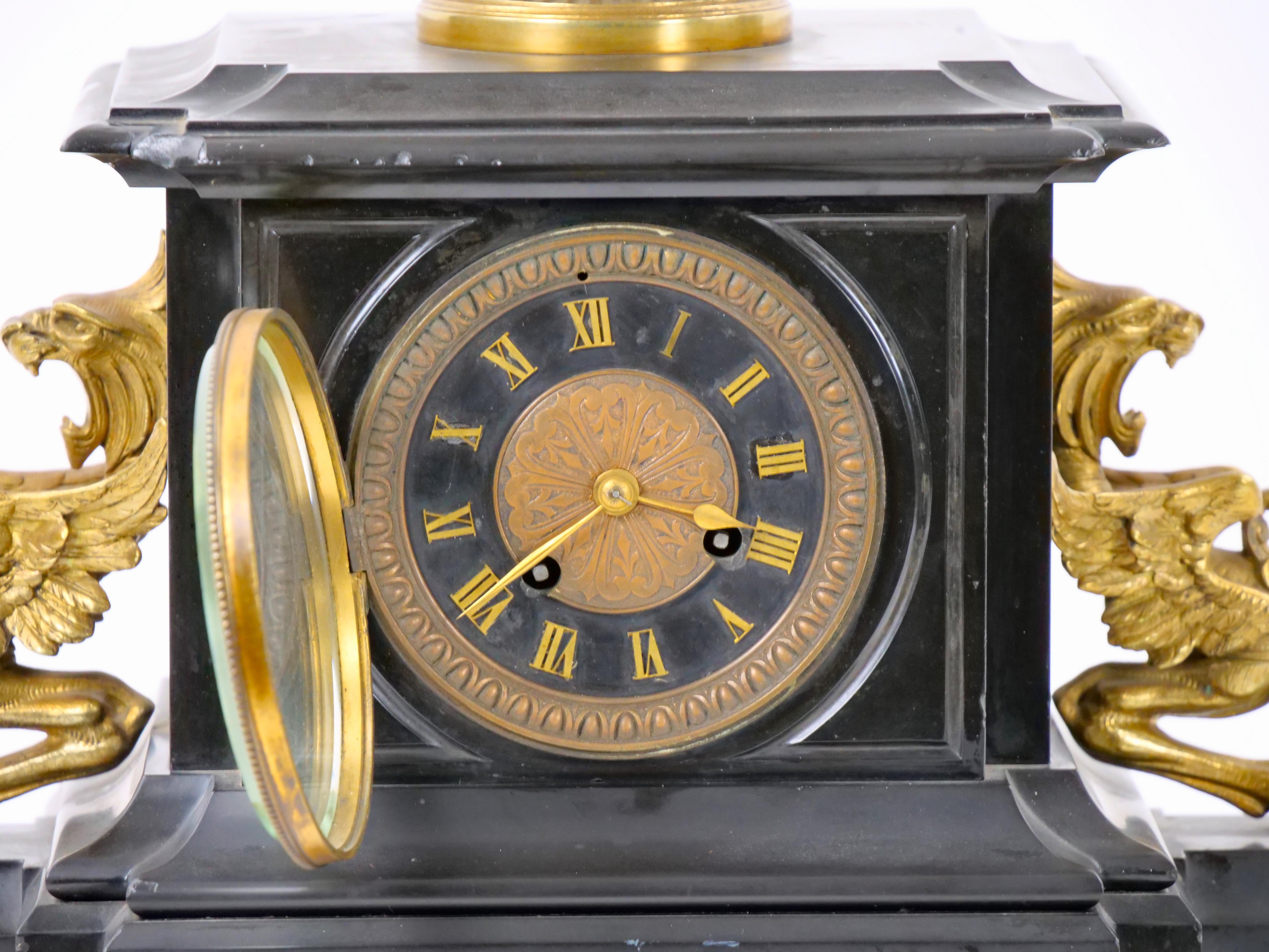 Horloge de cheminée figurative en bronze français et marbre noir du 19e siècle en vente 4