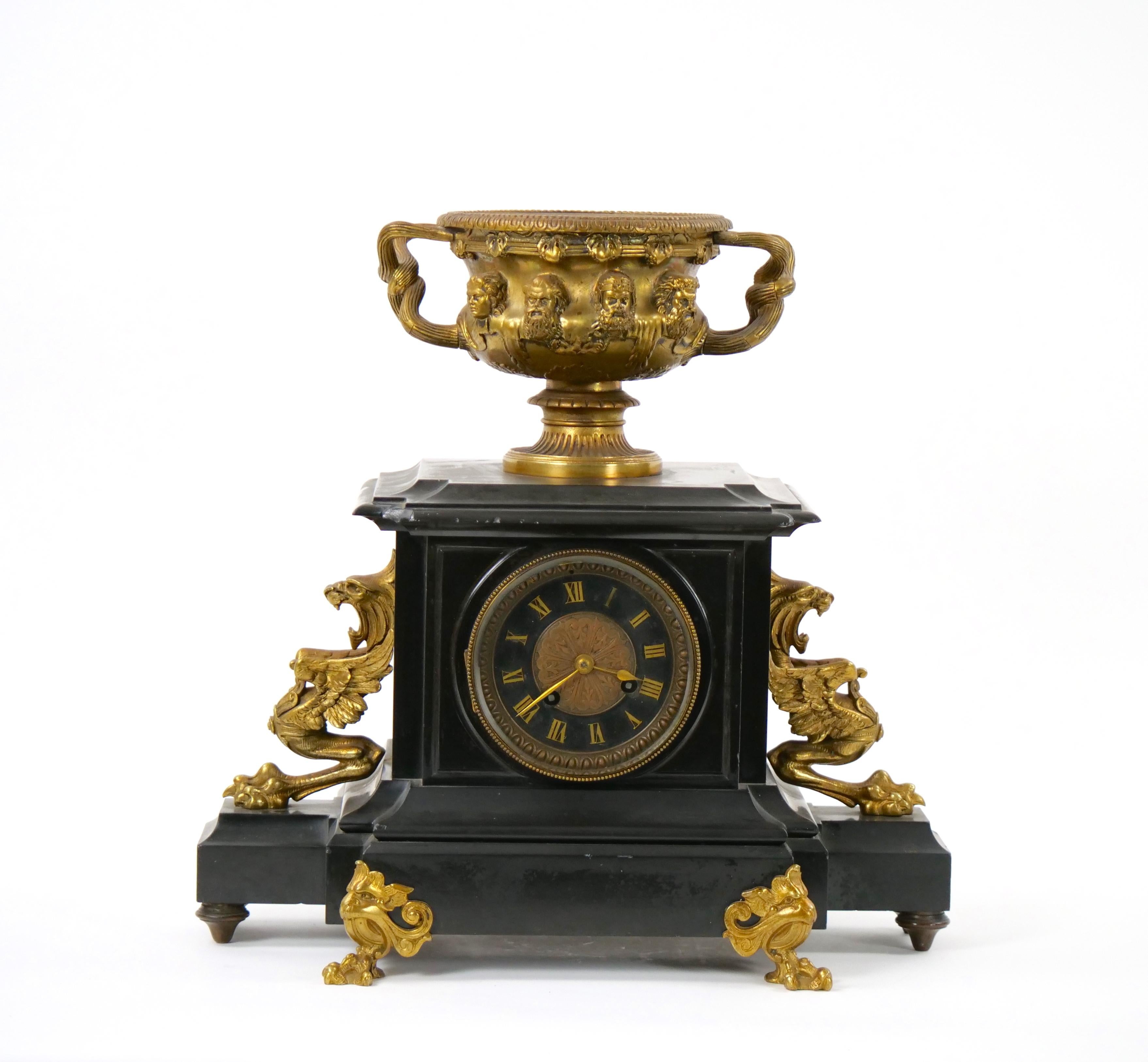 Horloge de cheminée figurative en bronze français et marbre noir du 19e siècle en vente 6
