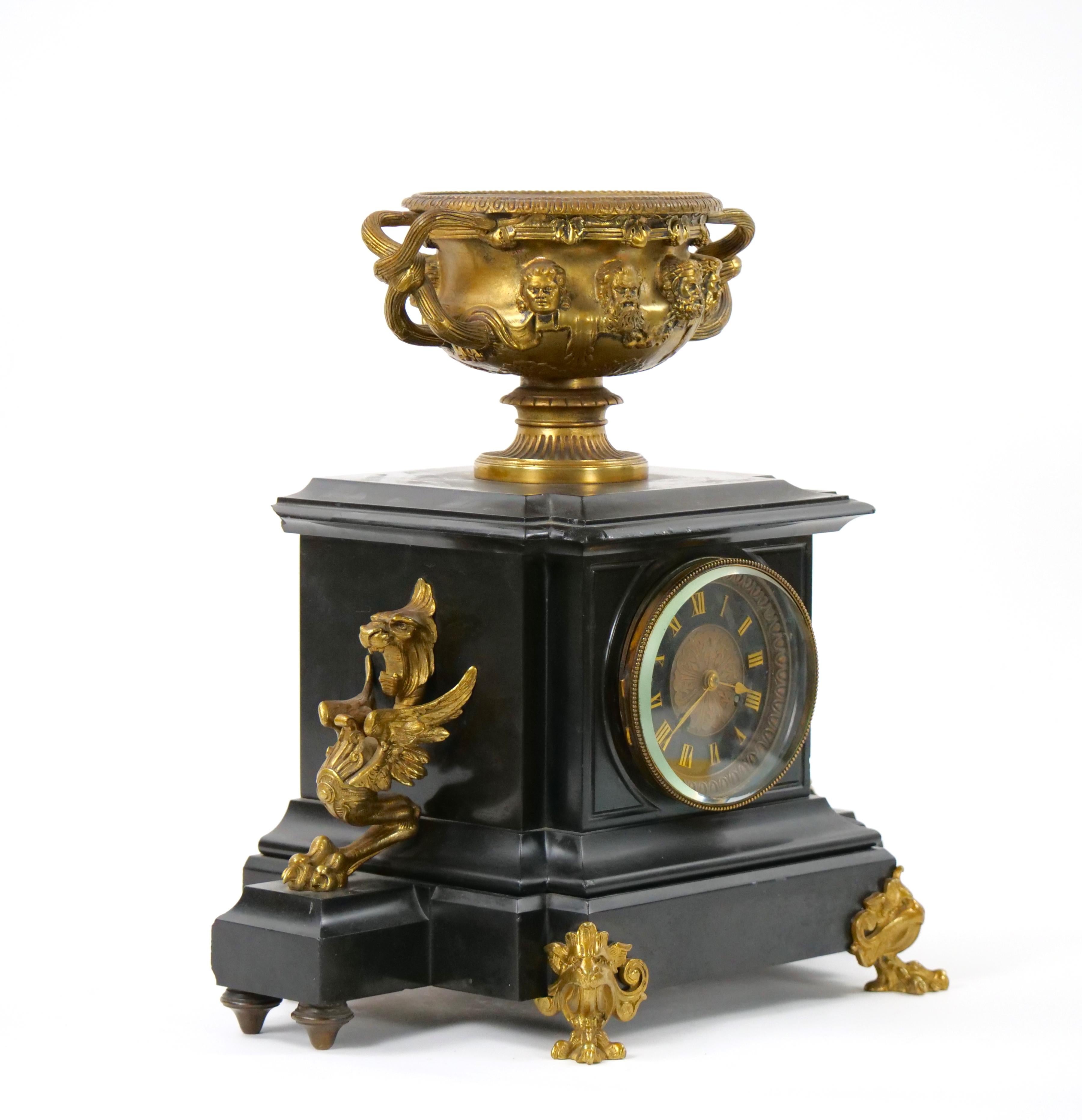 Plongez dans l'opulence du XIXe siècle avec cette exceptionnelle horloge de cheminée figurative en bronze français et marbre noir. Fabriquée avec un art méticuleux, cette horloge témoigne d'une époque où la beauté, le design et la fonction