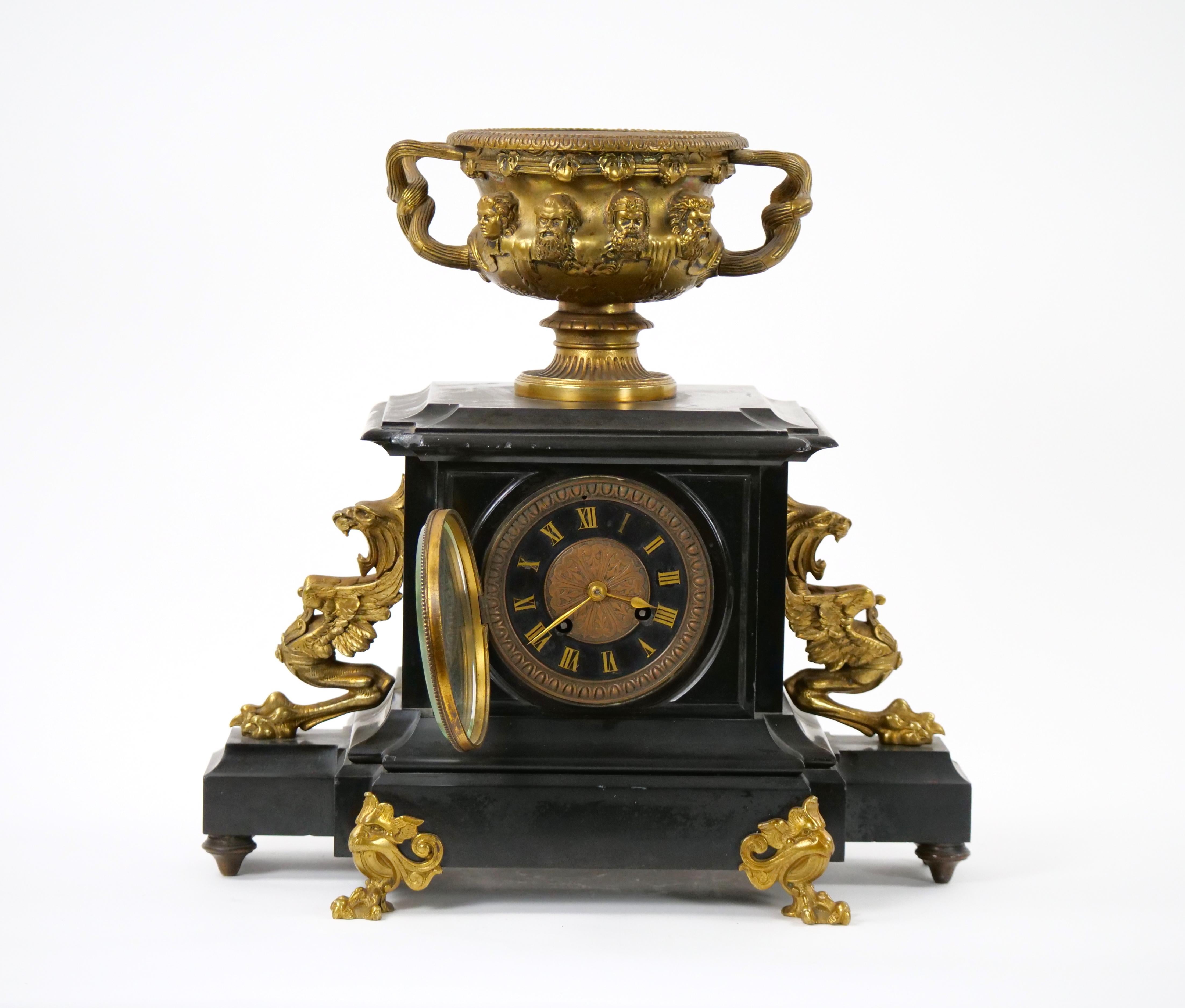 Édouardien Horloge de cheminée figurative en bronze français et marbre noir du 19e siècle en vente