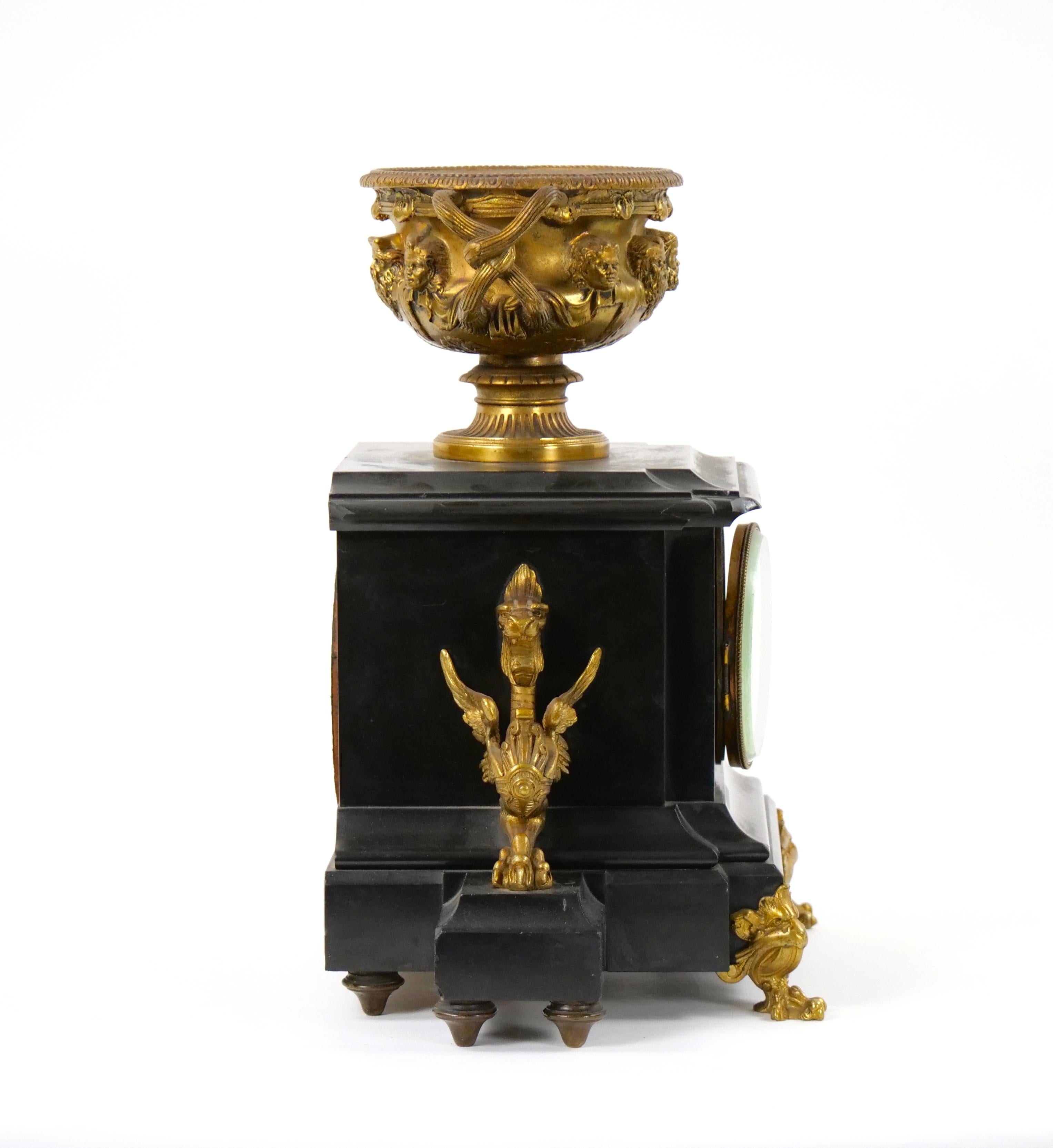 Français Horloge de cheminée figurative en bronze français et marbre noir du 19e siècle en vente