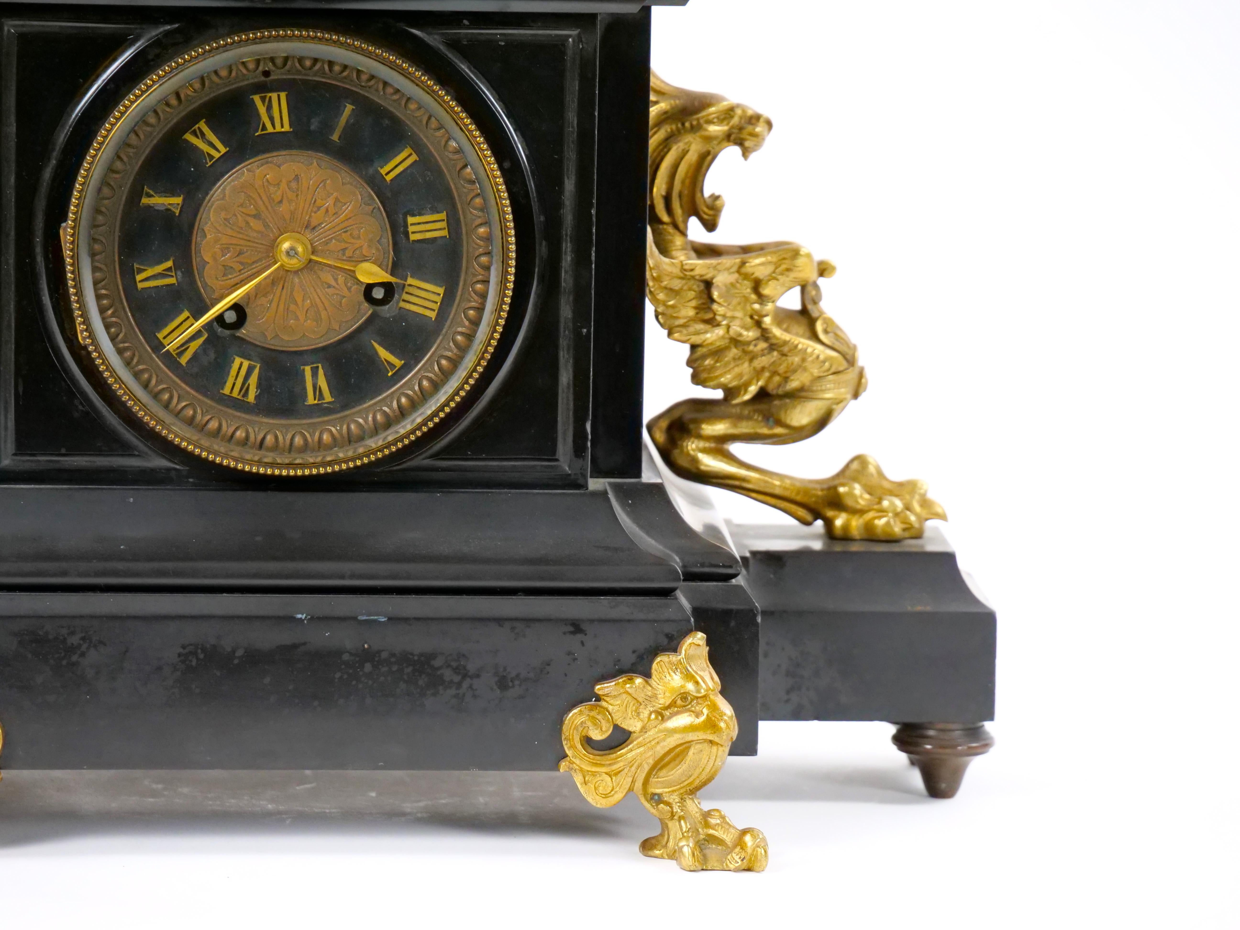 XIXe siècle Horloge de cheminée figurative en bronze français et marbre noir du 19e siècle en vente