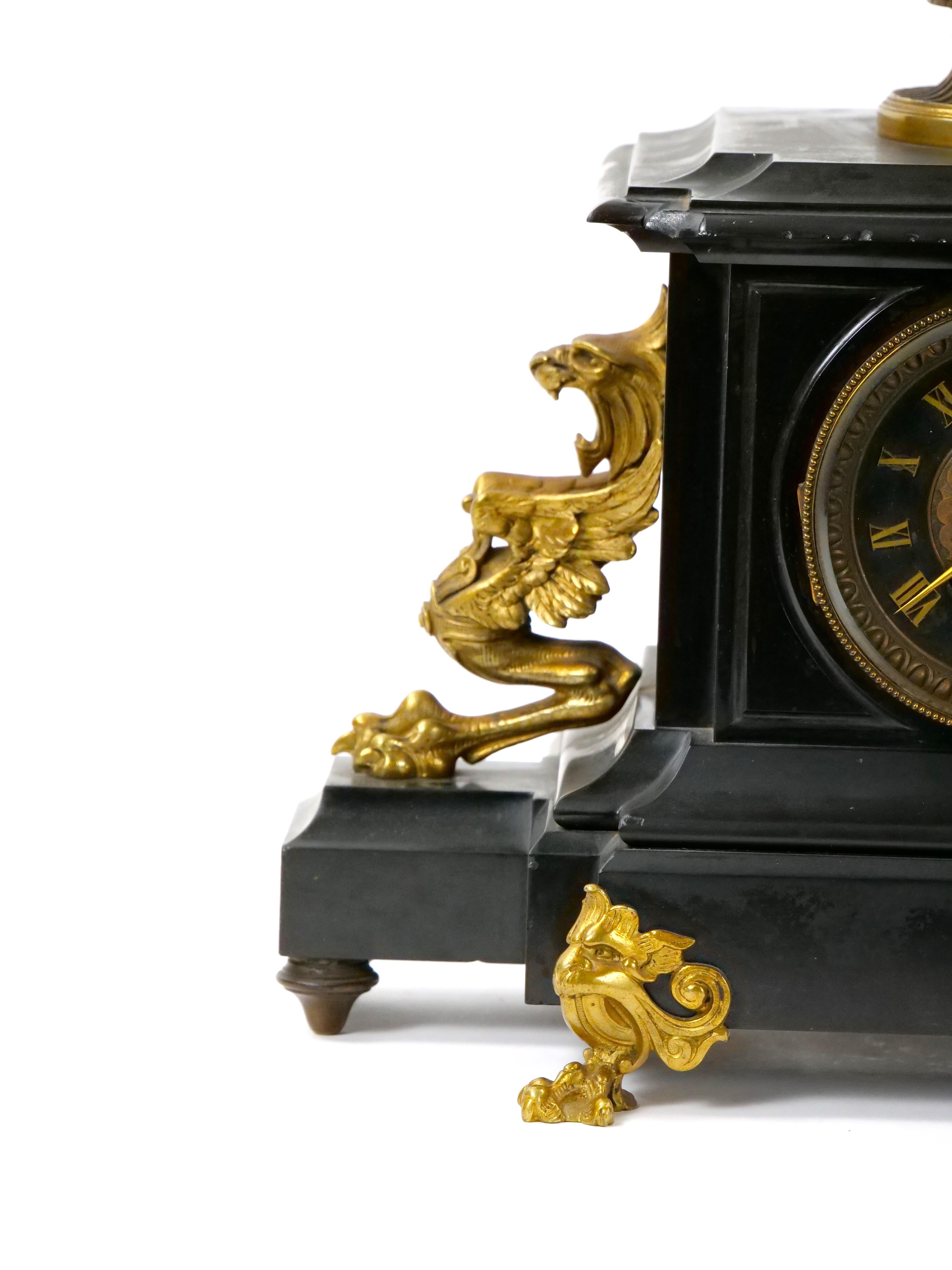 Bronze Horloge de cheminée figurative en bronze français et marbre noir du 19e siècle en vente