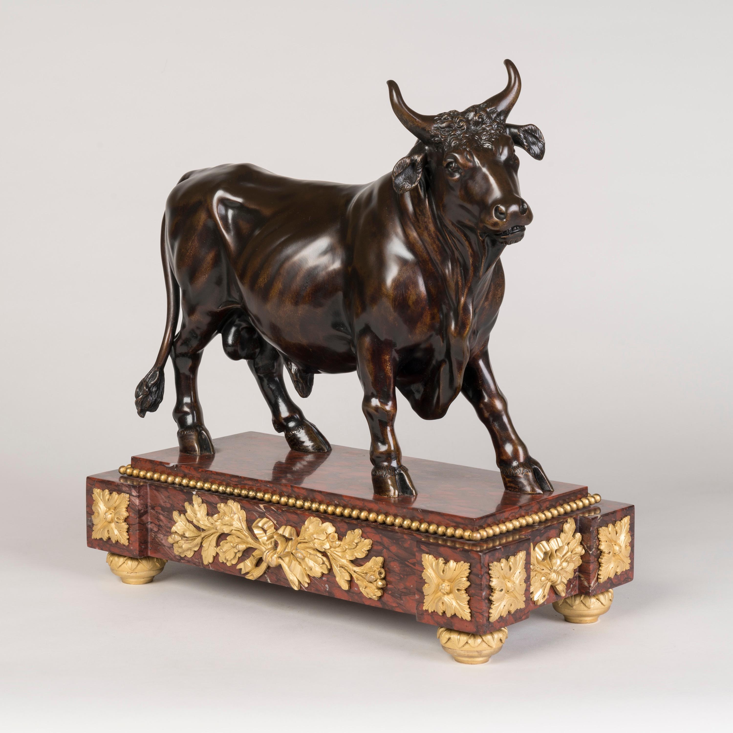 Un modello di bronzo di un toro
Dopo l'Antico

L'animale, in bronzo fuso con finitura patinata, poggia su un basamento in marmo griotte rouge ormolu, sorretto da piedini a bacchetta in bronzo dorato.
Francese, 1850 circa

Dimensioni: H: 17,5 in / 44
