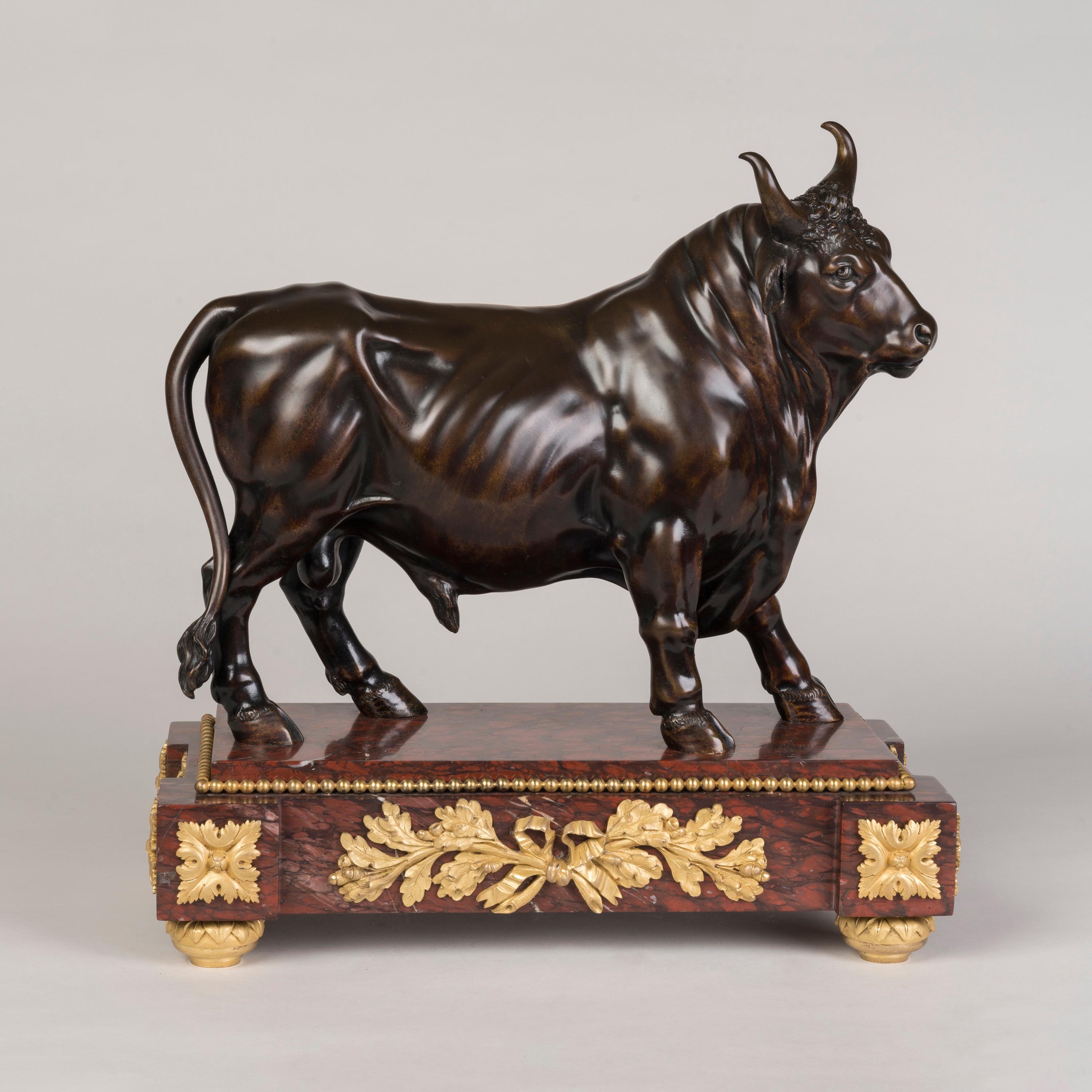 Francese Toro francese del XIX secolo in bronzo su plinto in marmo Griotte Rouge ornato di ormeggio in vendita
