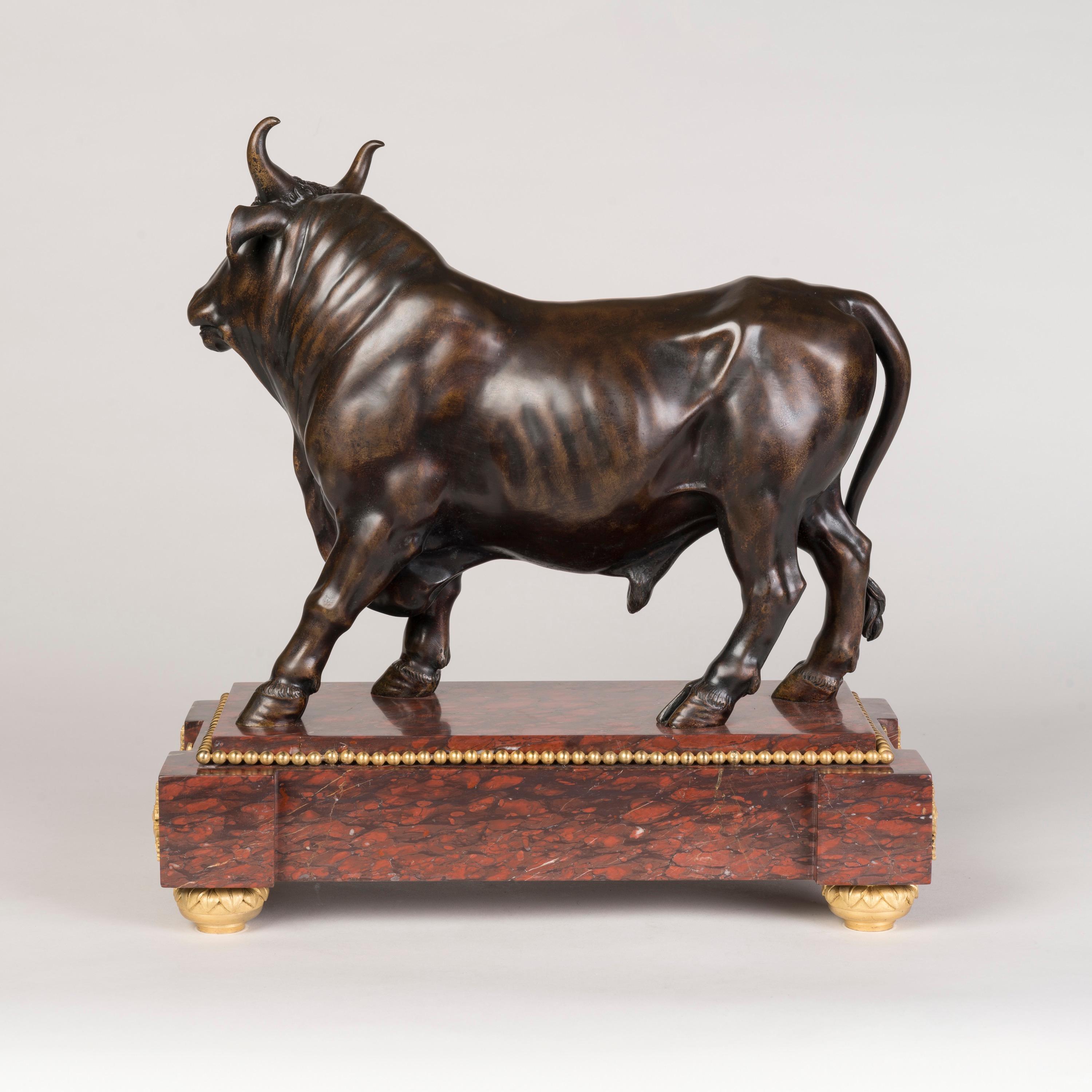Toro francese del XIX secolo in bronzo su plinto in marmo Griotte Rouge ornato di ormeggio In condizioni buone in vendita a London, GB