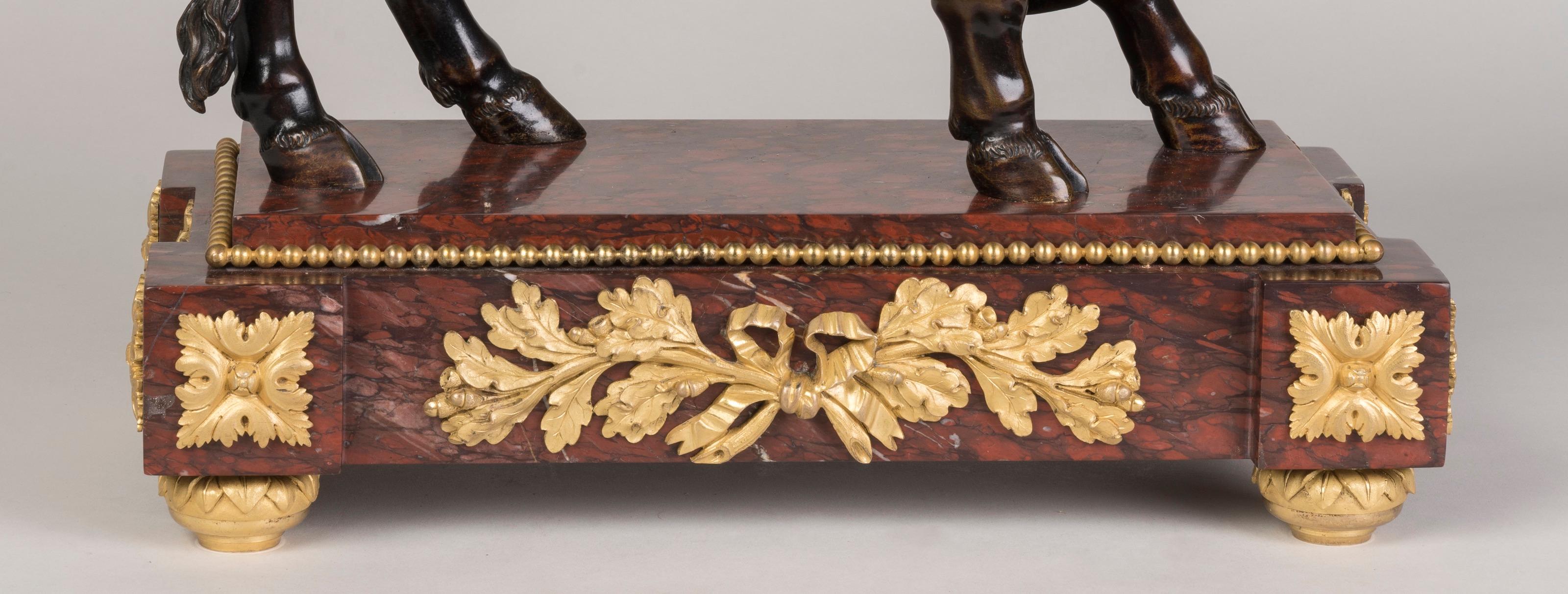 Bronzo Toro francese del XIX secolo in bronzo su plinto in marmo Griotte Rouge ornato di ormeggio in vendita