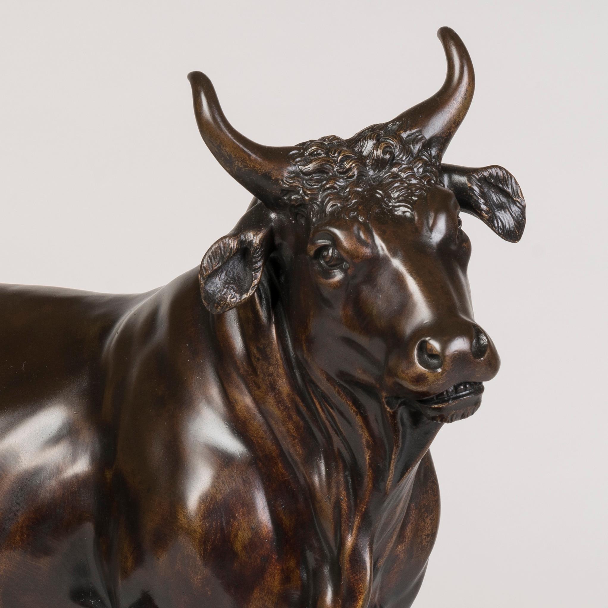 Toro francese del XIX secolo in bronzo su plinto in marmo Griotte Rouge ornato di ormeggio in vendita 1