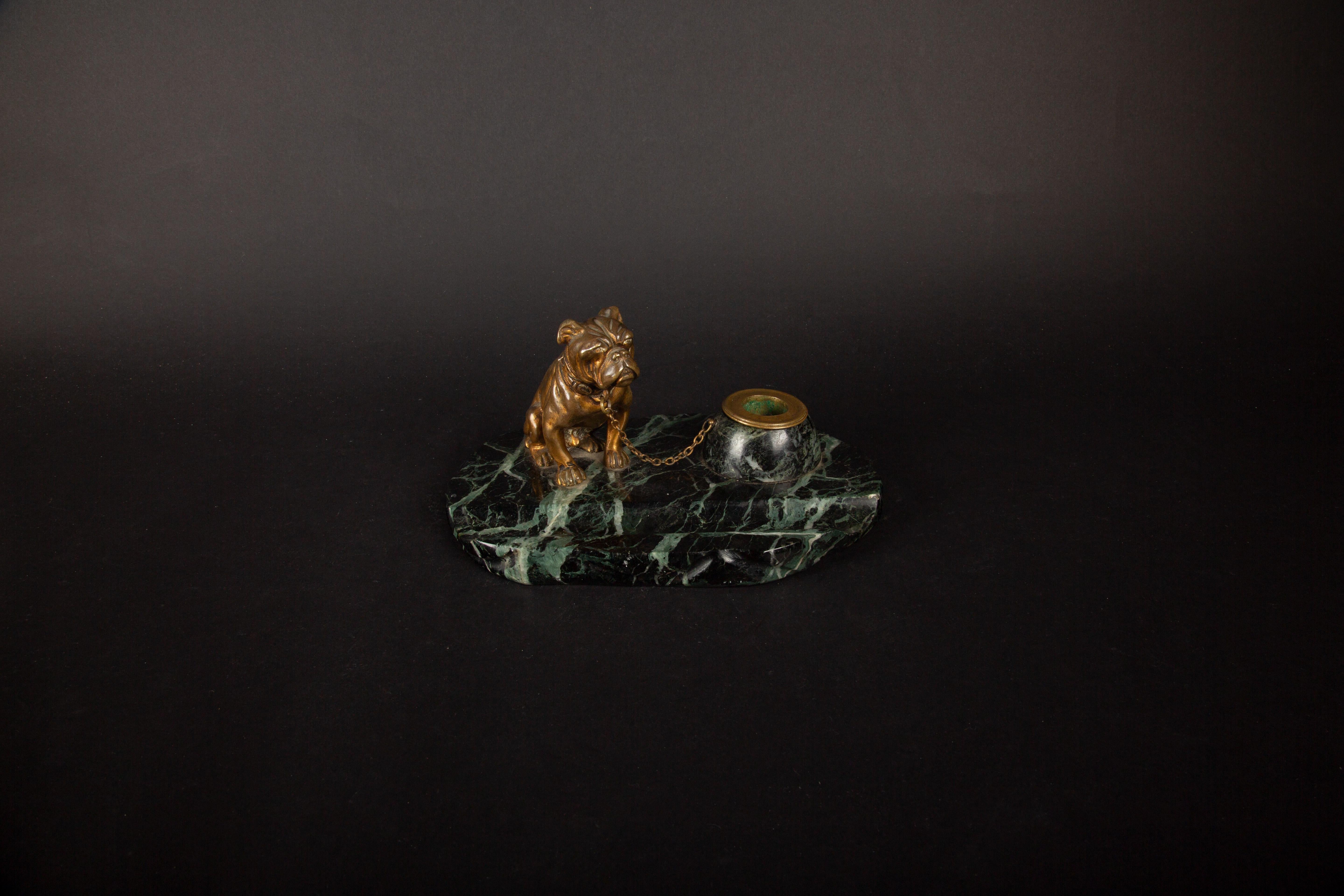Uno squisito calamaio francese del XIX secolo, con un bulldog in bronzo finemente dettagliato, firmato dall'artista M. Bertin. Il bulldog, con la sua caratteristica espressione forte e determinata, è attaccato da una delicata catena a una base di