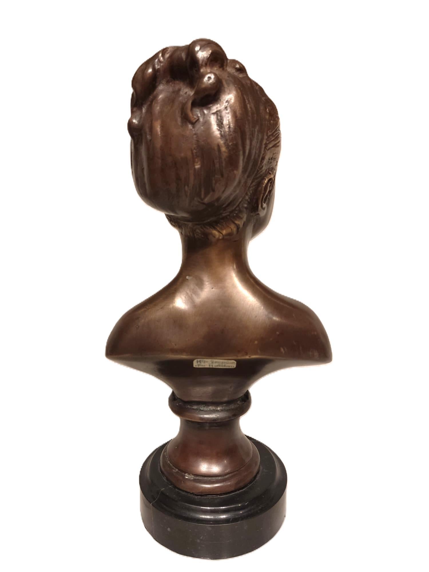 Questo busto in bronzo francese del XIX secolo raffigura Louise Brongniart, figlia dell'illustre architetto neoclassico Alexandre-Théodore Brongniart (1739-1813). Si basa sul ritratto originale in terracotta modellato nel 1777 dal celebre scultore