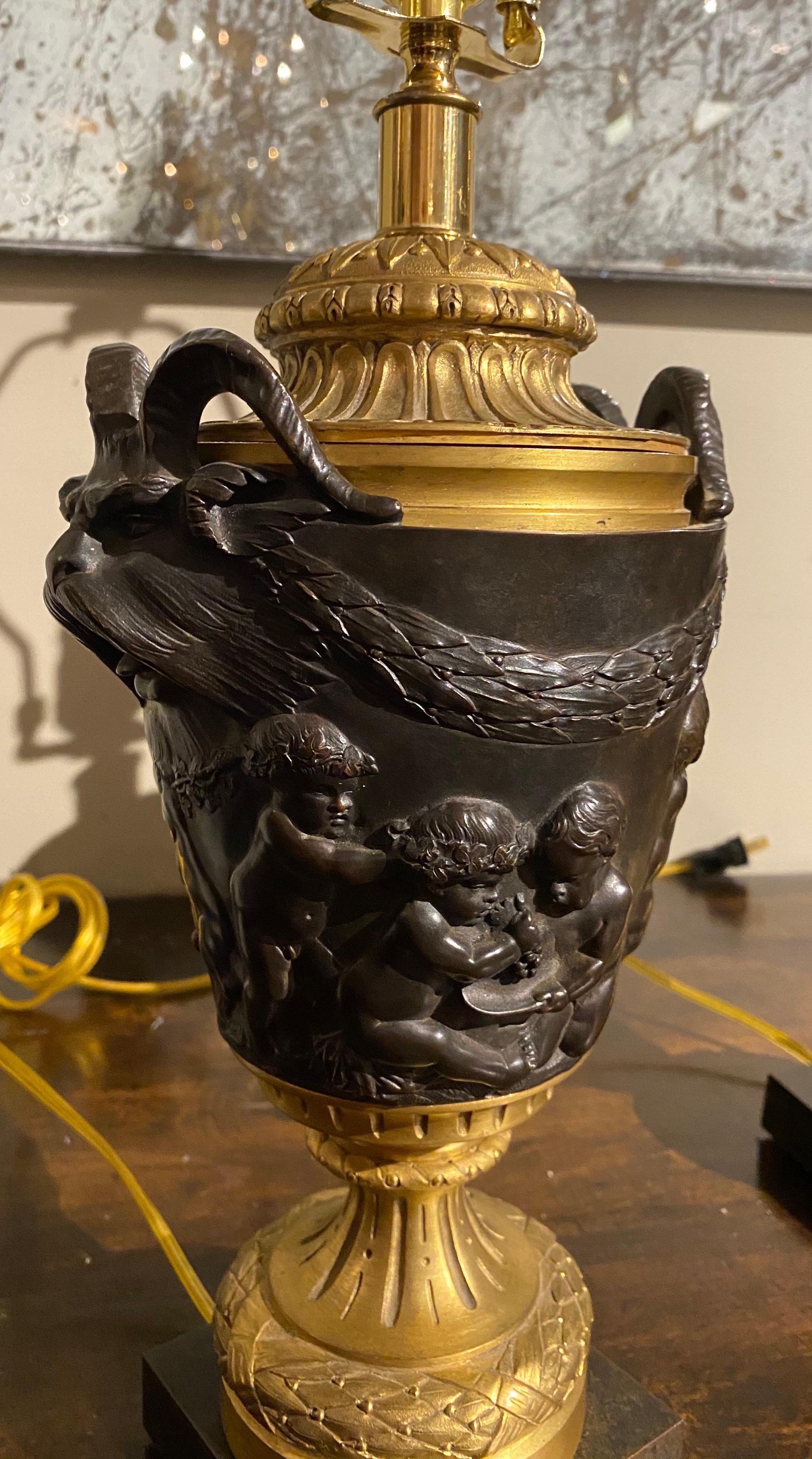 Gran pareja de casulletes de bronce franceses del siglo XIX de gran calidad, montados como lámparas y recientemente recableados. Los remates originales se utilizan ahora en las arpas de las lámparas. Podría volver fácilmente a su forma original.