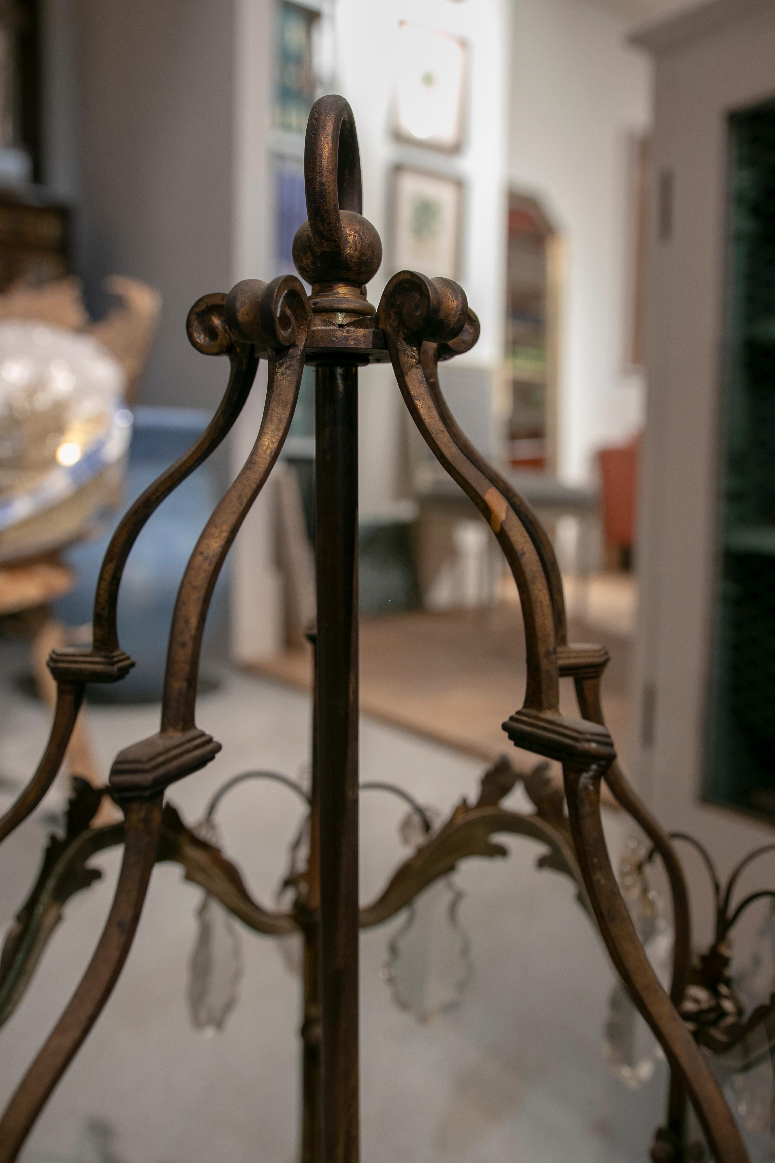 Lámpara de techo francesa de bronce del siglo XIX con cristales y decoración original en venta 11