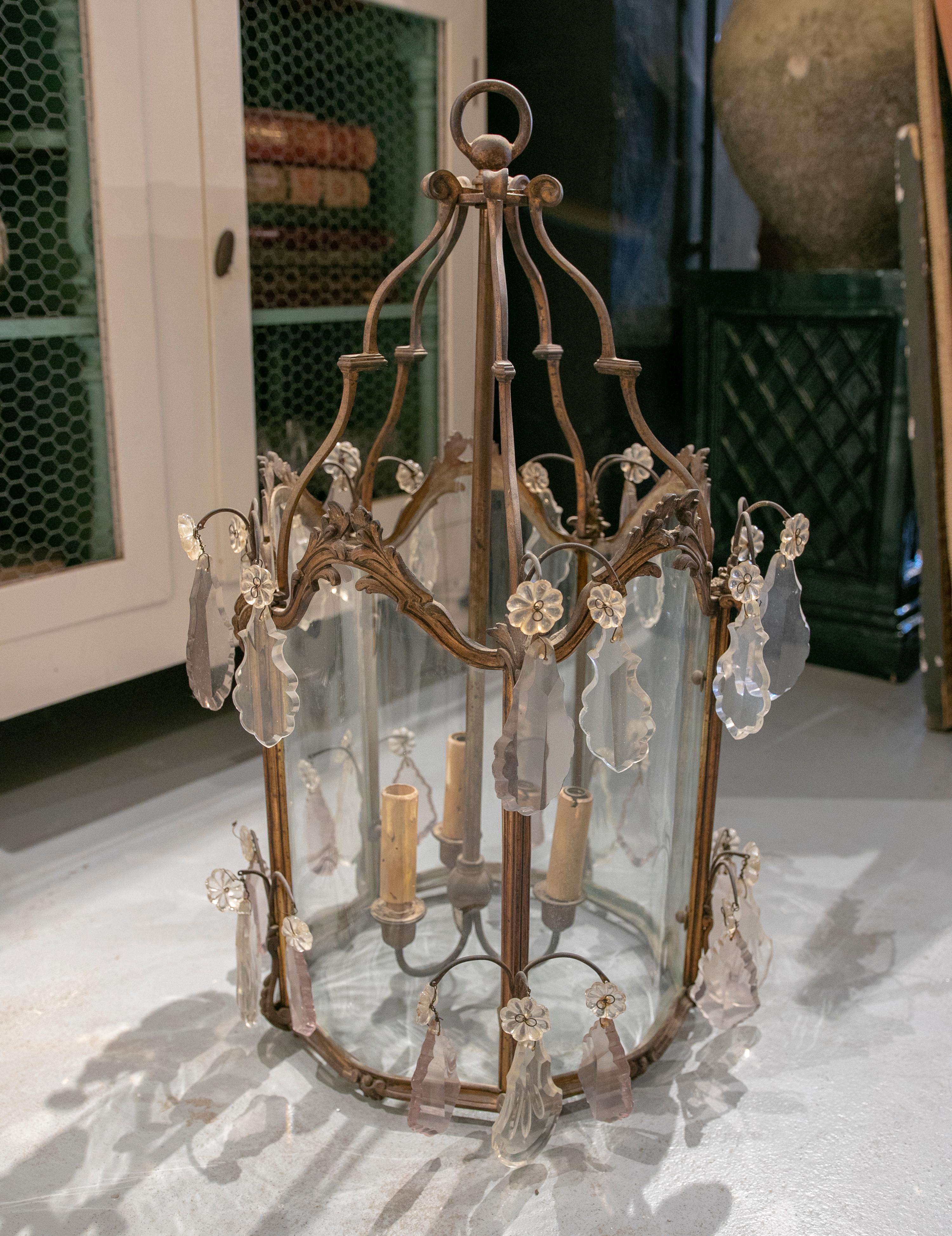 Lámpara de techo francesa de bronce del siglo XIX con cristales y decoración original en Bueno estado para la venta en Marbella, ES
