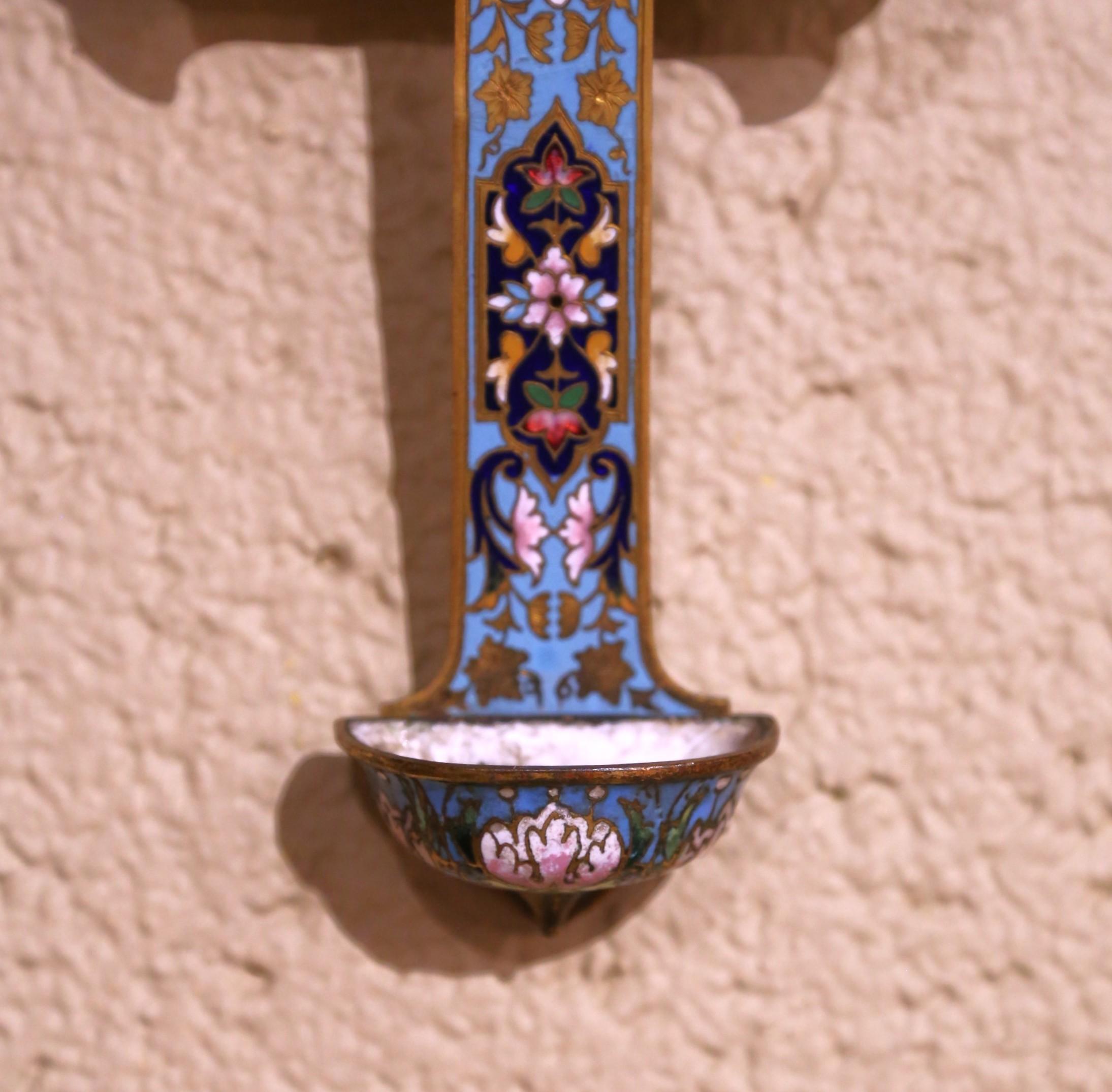 Croix murale champlevée française du 19ème siècle avec bénitier Excellent état - En vente à Dallas, TX