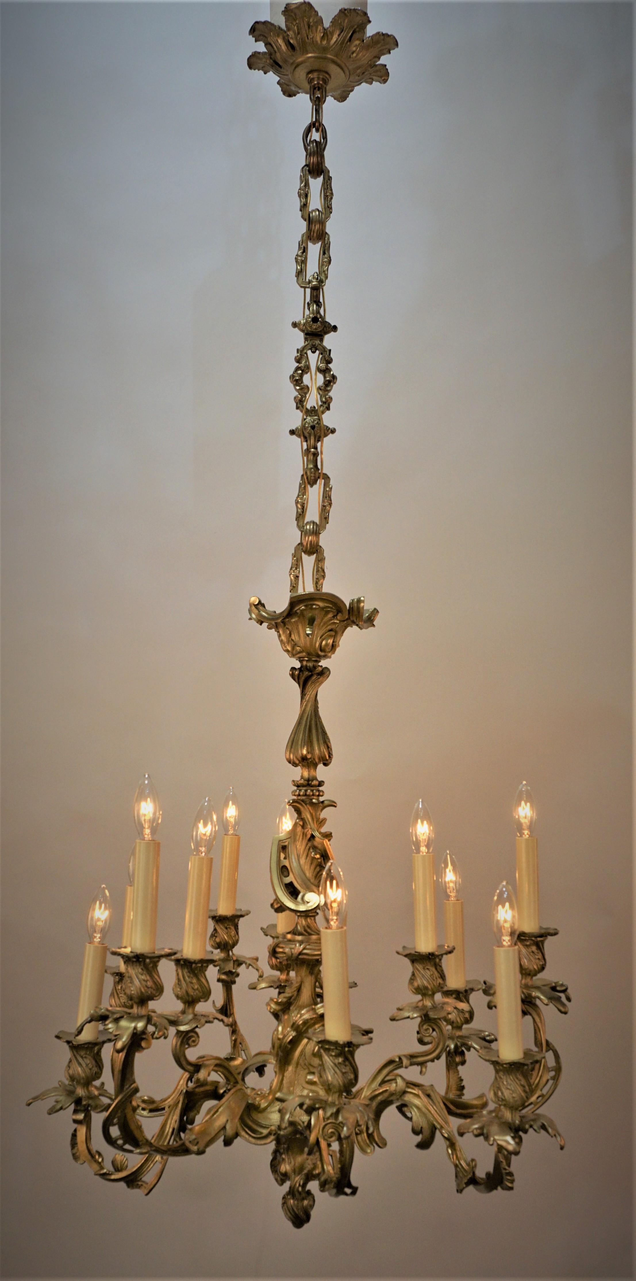 bronze-Kronleuchter mit zwölf Kerzen aus dem 19. Jahrhundert, der professionell elektrifiziert wurde und zur Installation bereit ist. 
Maße: 25
