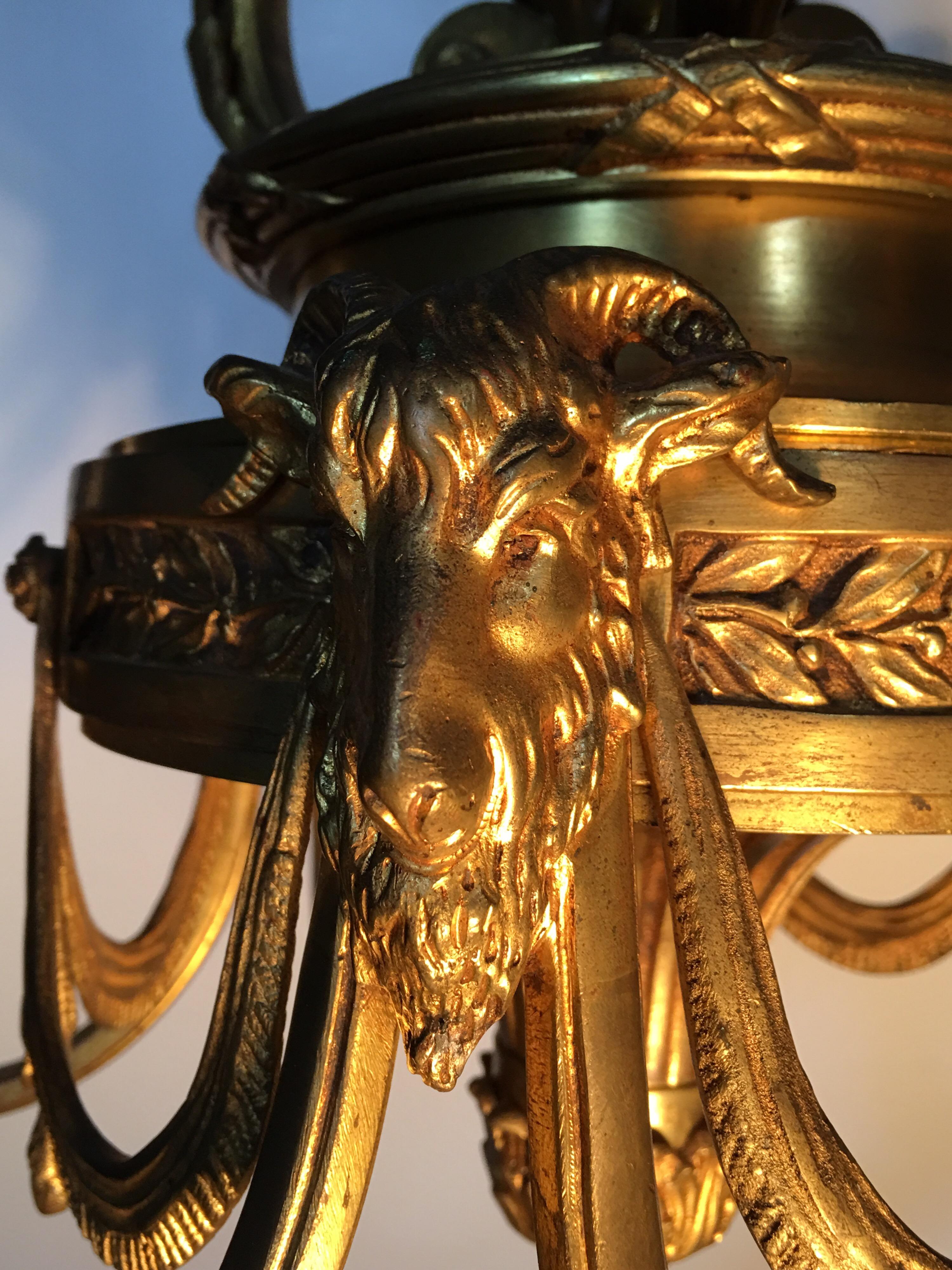 Französischer Louis XVI-Kronleuchter aus Bronze des 19. Jahrhunderts (Glas) im Angebot