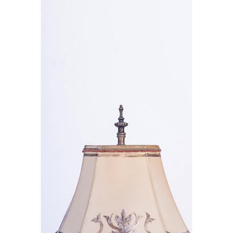 Paire de figurines en bronze ciselé magnifiquement détaillées, converties en lampes avec des bases personnalisées et des abat-jours en parchemin peints à la main.  Les bases sont en bois.   Elegant.