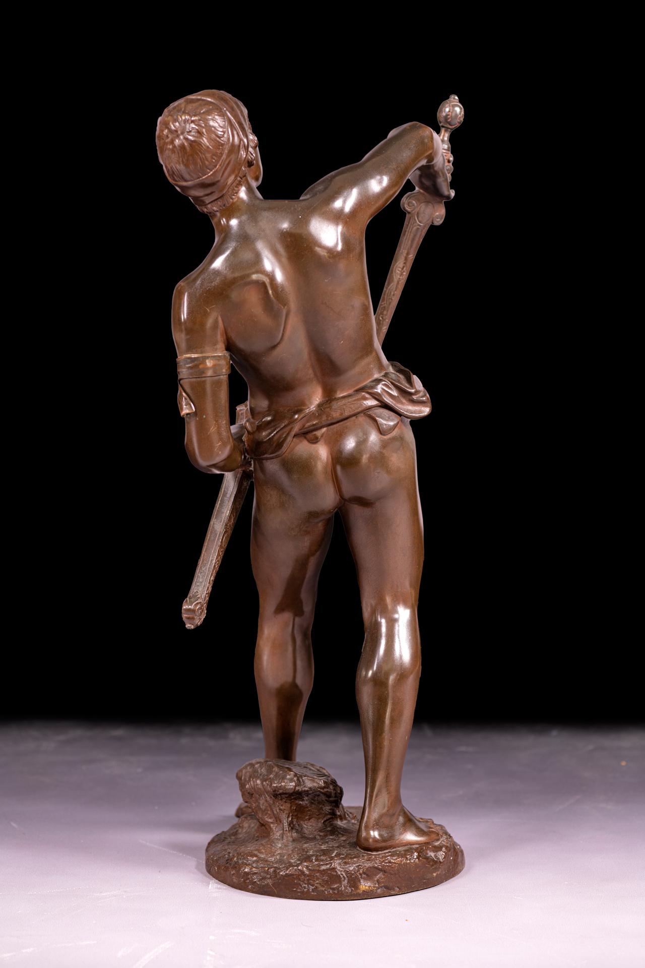 Bronzo Scultura classica in bronzo francese del XIX secolo di un guerriero con spada in vendita