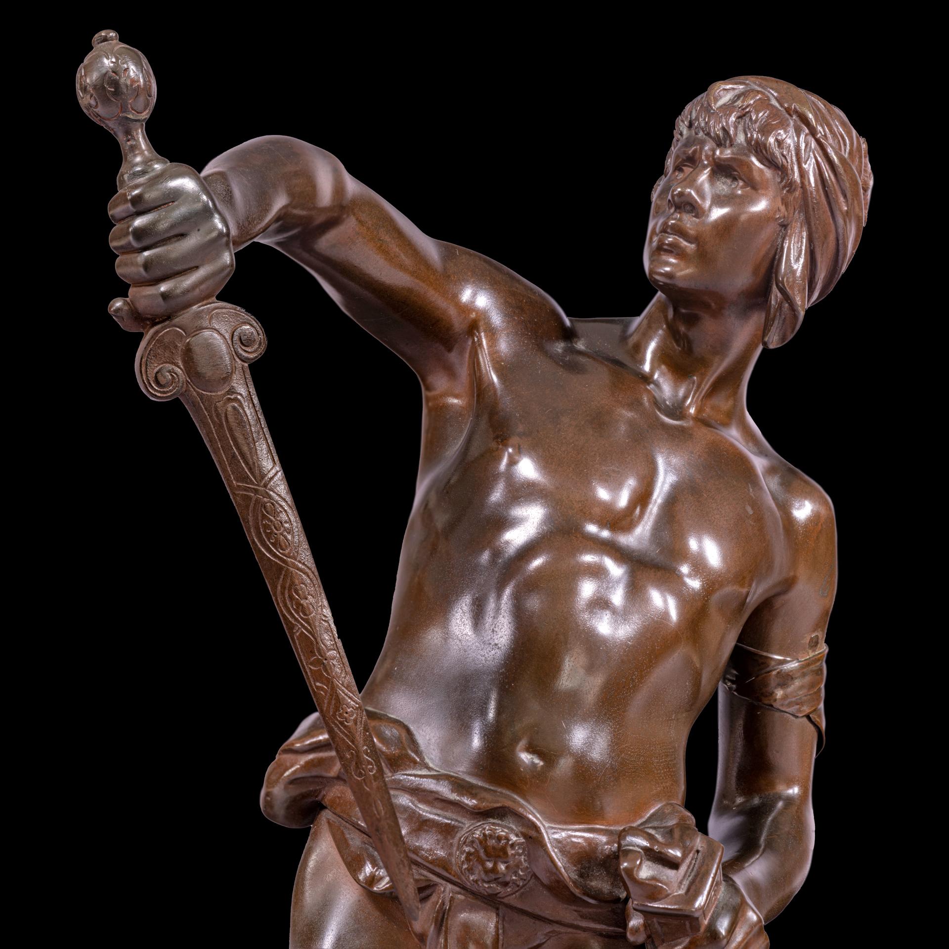 Scultura classica in bronzo francese del XIX secolo di un guerriero con spada in vendita 3