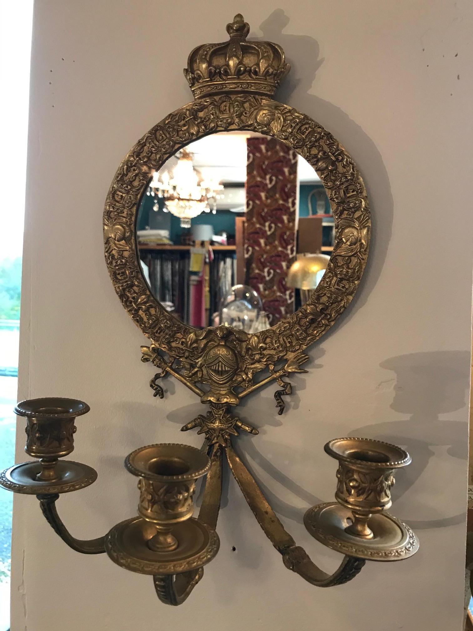 Français Applique à bougie en bronze français du 19e siècle avec miroir à couronne en vente