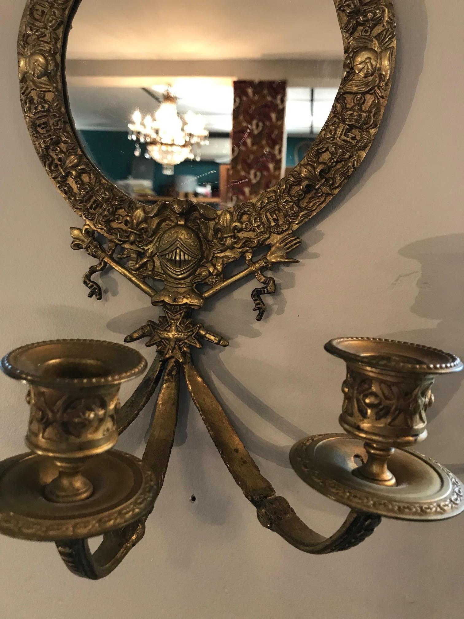Doré Applique à bougie en bronze français du 19e siècle avec miroir à couronne en vente