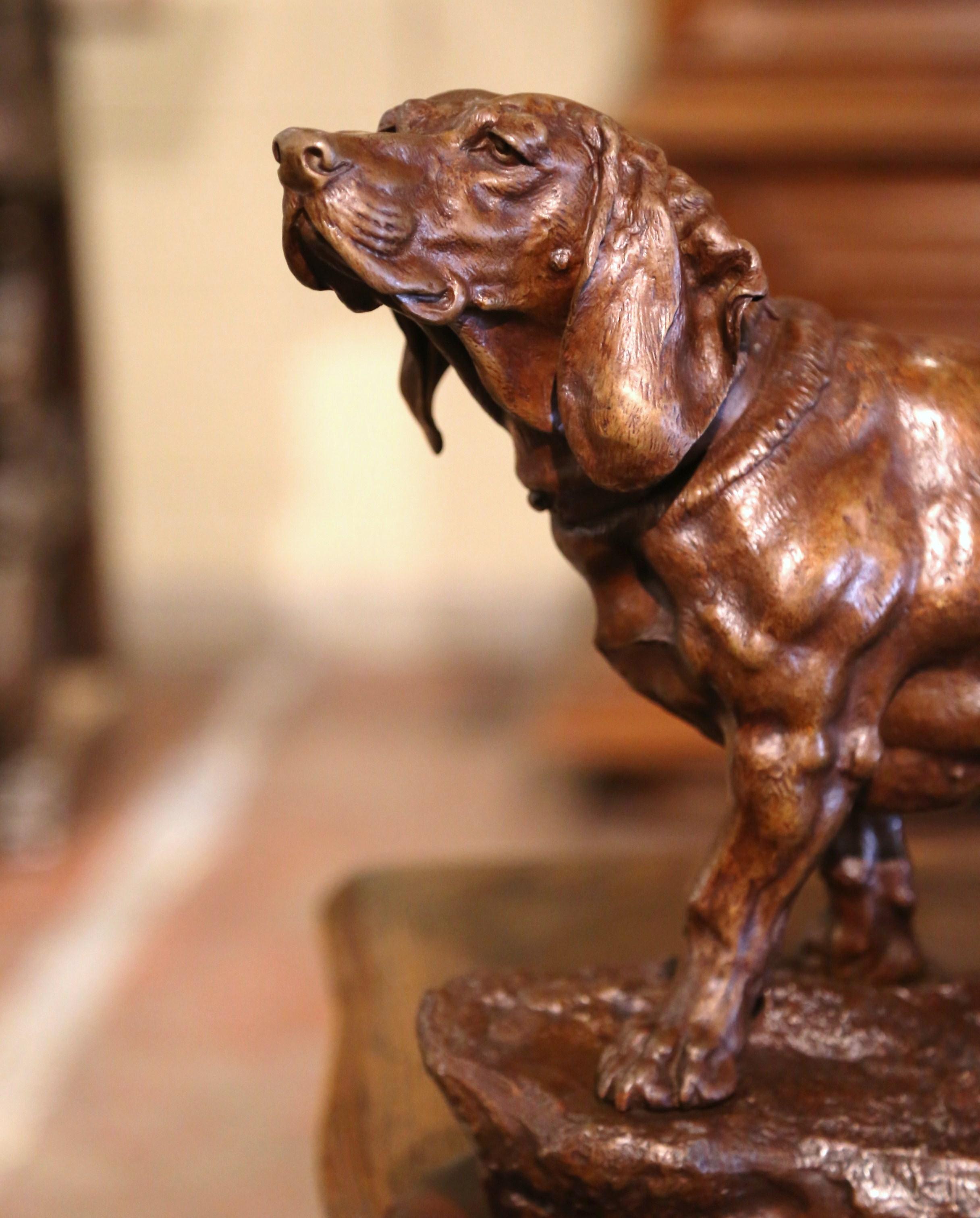 Français Sculpture de chien en bronze français du 19ème siècle sur base en noyer signée Jules Moigniez en vente