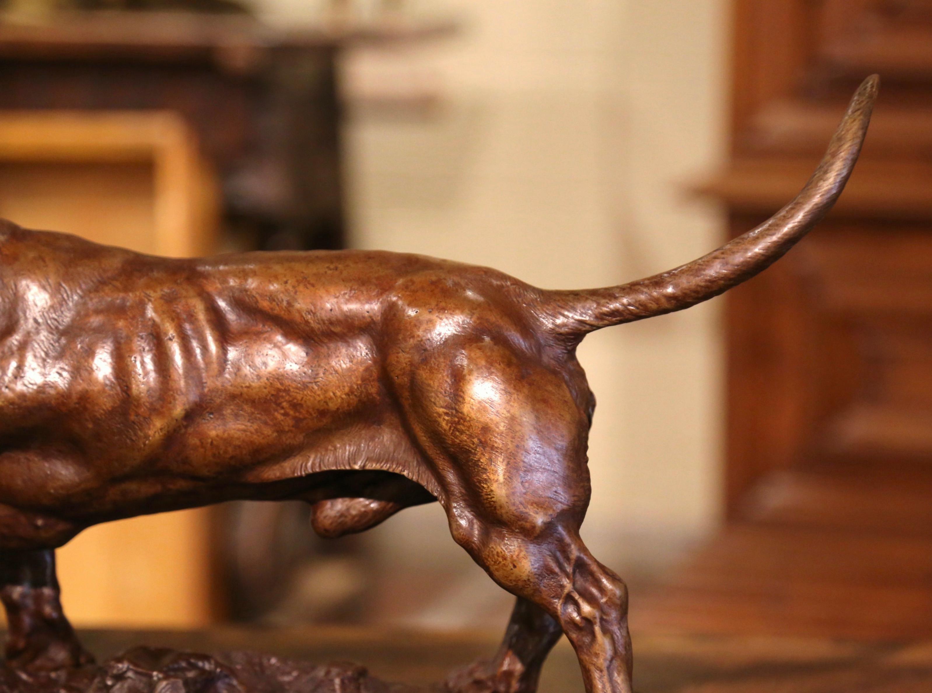 Fait main Sculpture de chien en bronze français du 19ème siècle sur base en noyer signée Jules Moigniez en vente