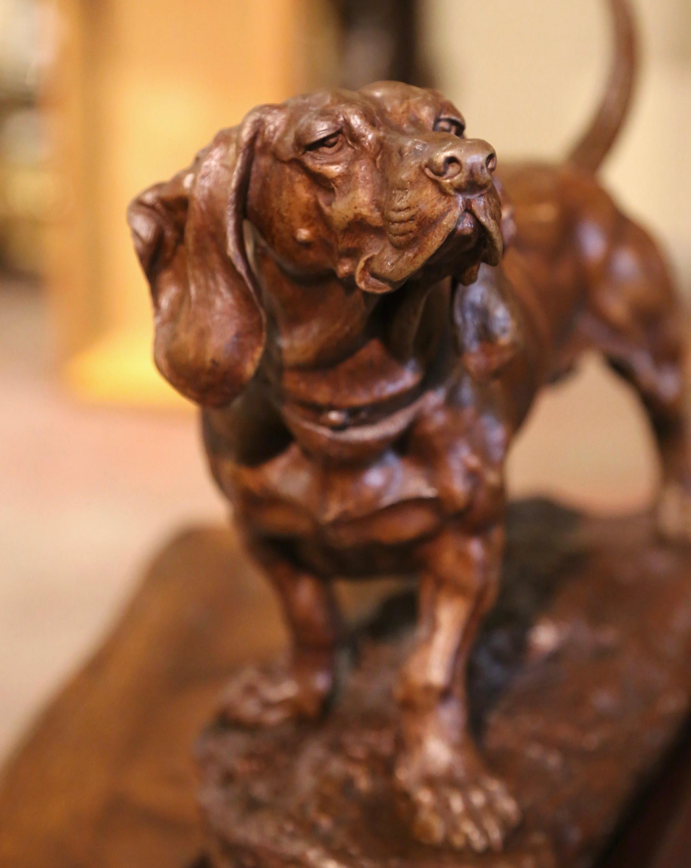 Bronze Sculpture de chien en bronze français du 19ème siècle sur base en noyer signée Jules Moigniez en vente