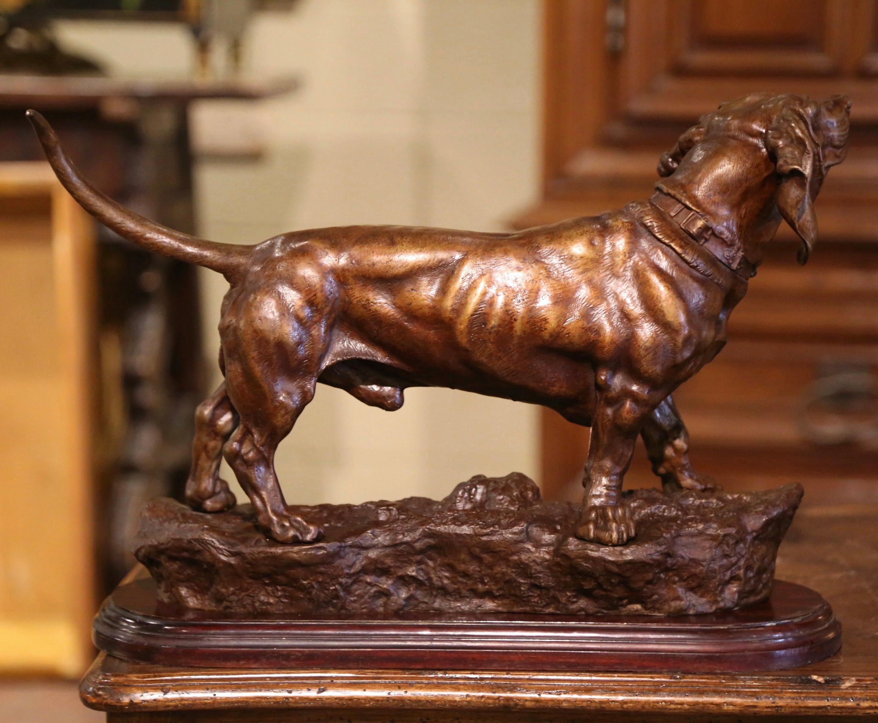 Sculpture de chien en bronze français du 19ème siècle sur base en noyer signée Jules Moigniez en vente 1