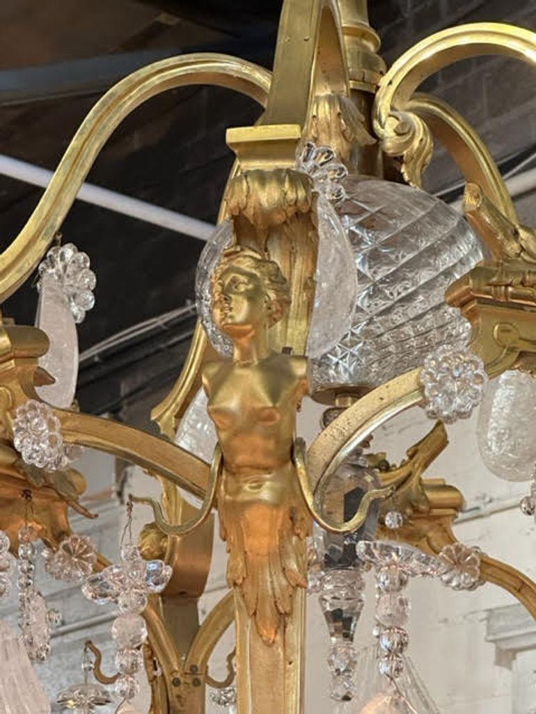 Französischer Bronze-Dore'- und Bergkristall-Kronleuchter des 19. im Zustand „Gut“ im Angebot in Dallas, TX
